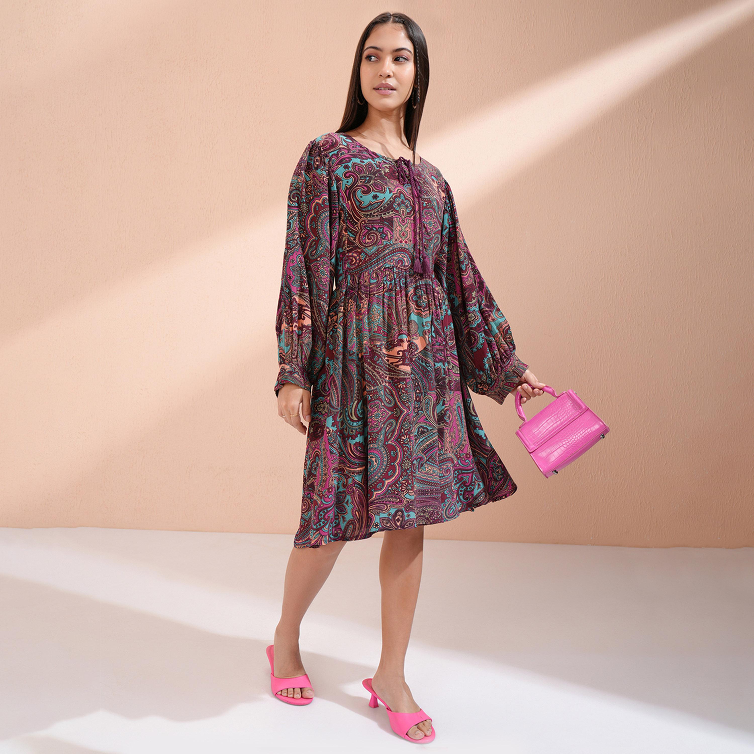 فيشود × ستايلي - فستان نسائي بقصّة واسعة مطبوع بزخارف عرقية-women-clothing-dresses-image-1