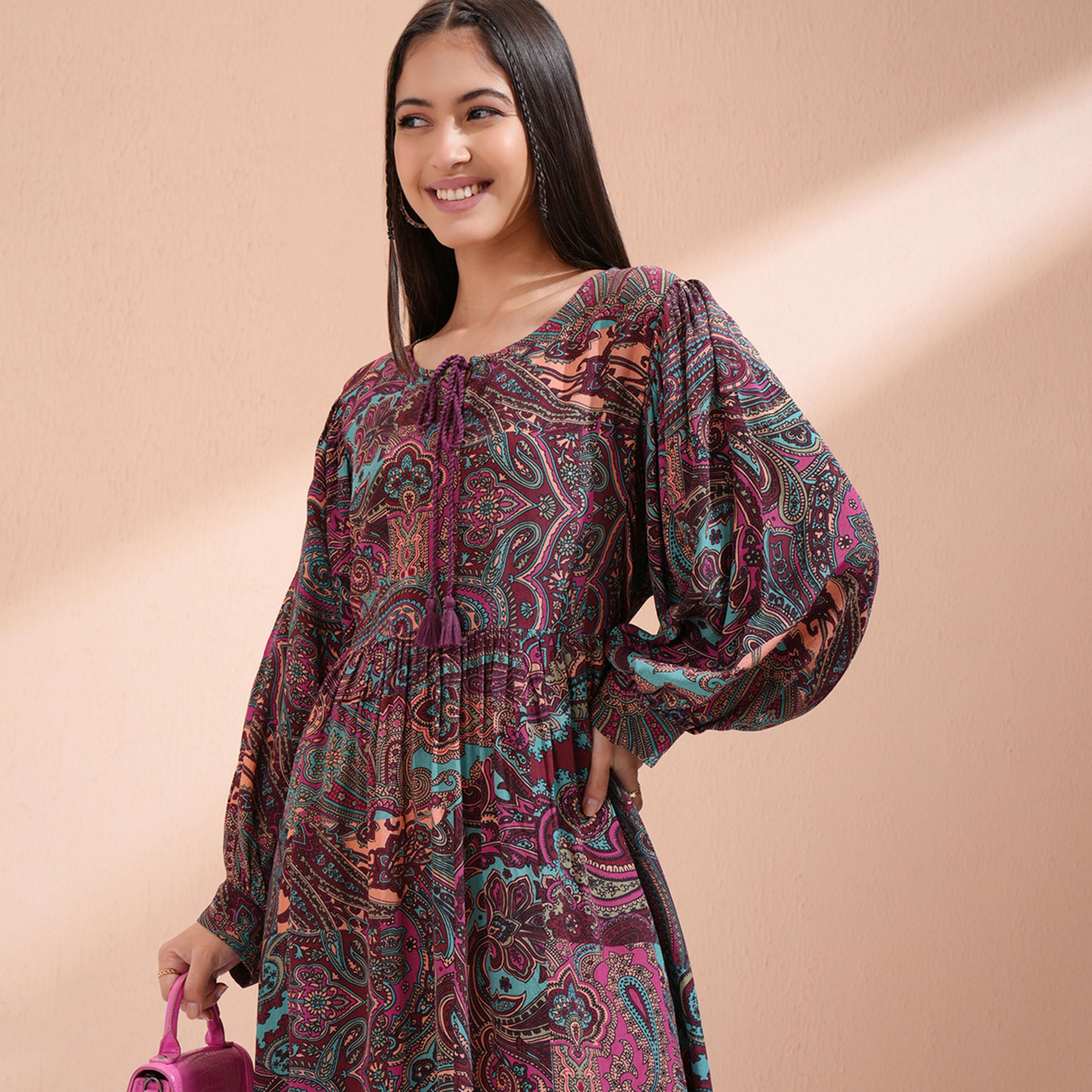 فيشود × ستايلي - فستان نسائي بقصّة واسعة مطبوع بزخارف عرقية-women-clothing-dresses-image-2