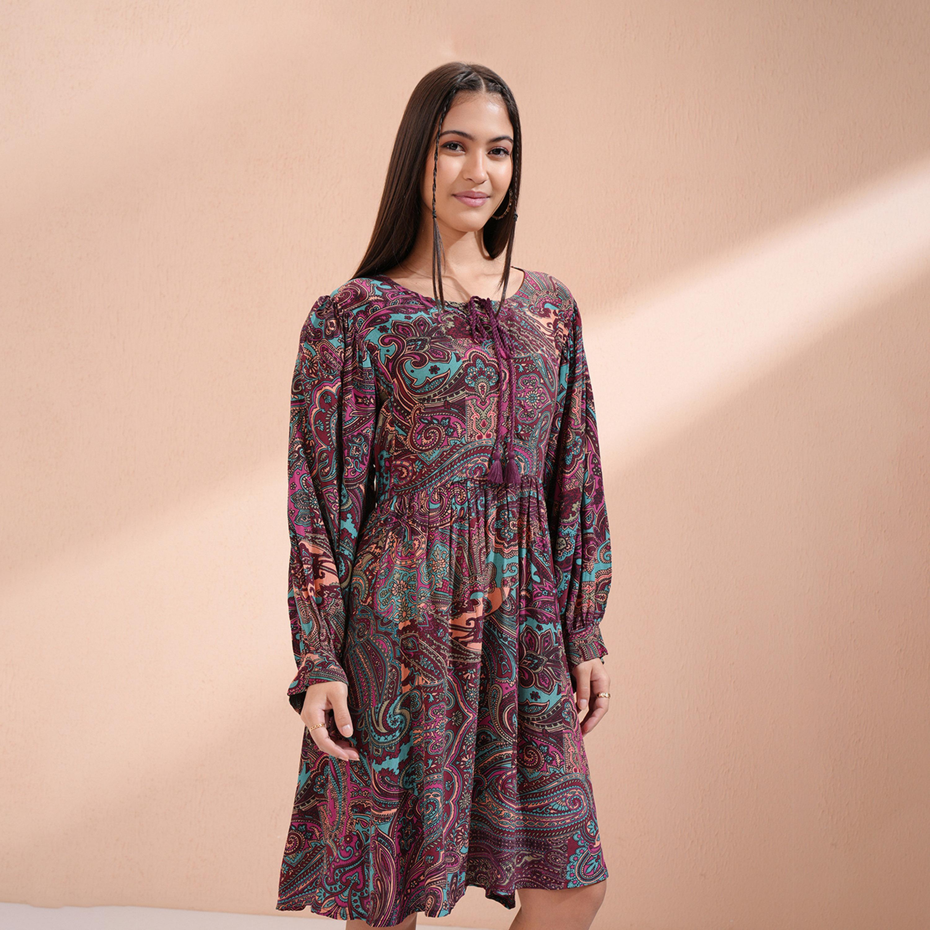 فيشود × ستايلي - فستان نسائي بقصّة واسعة مطبوع بزخارف عرقية-women-clothing-dresses-image-6