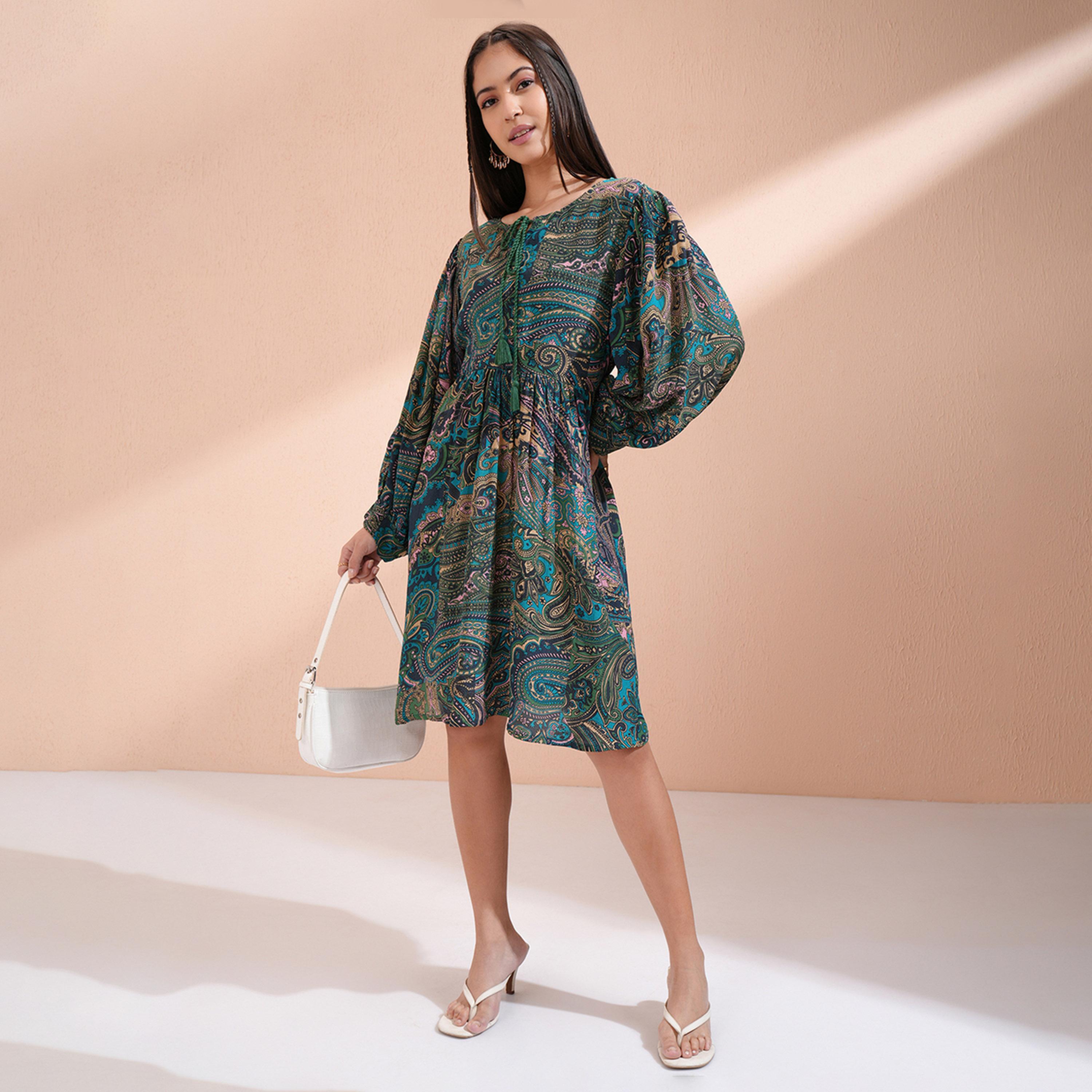 فيشود × ستايلي - فستان بقصة واسعة وزخارف عرفية مطبوع مع تفاصيل رباط-women-clothing-dresses-image-1