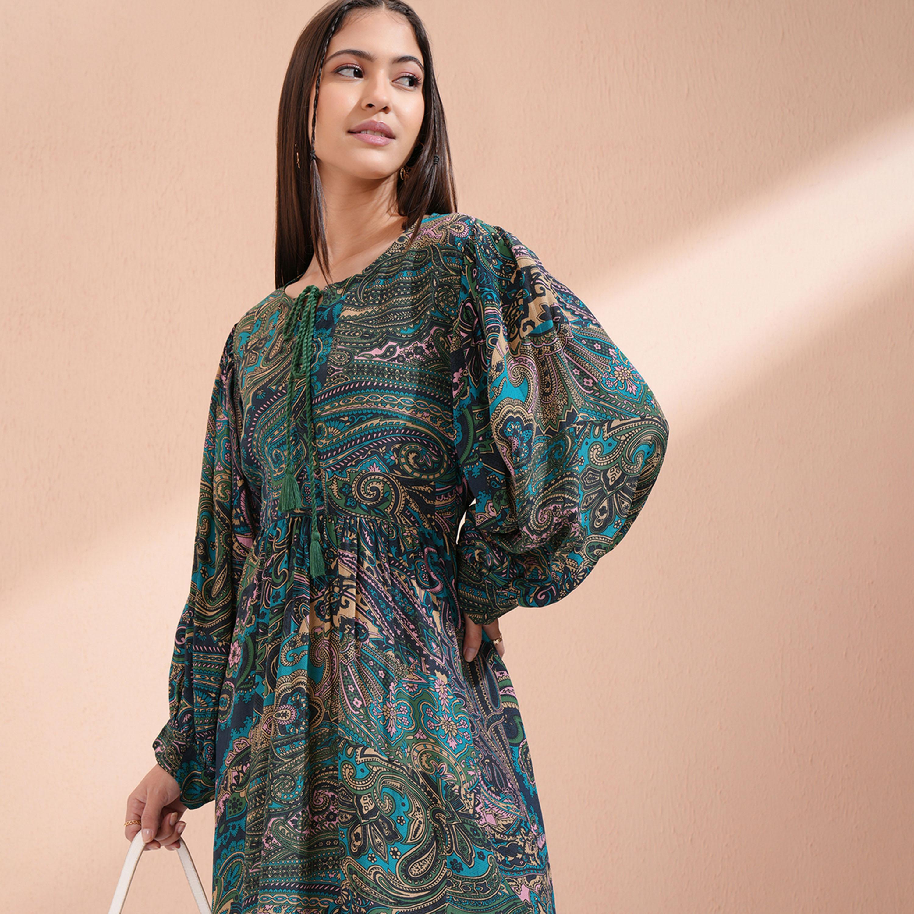 فيشود × ستايلي - فستان بقصة واسعة وزخارف عرفية مطبوع مع تفاصيل رباط-women-clothing-dresses-image-2