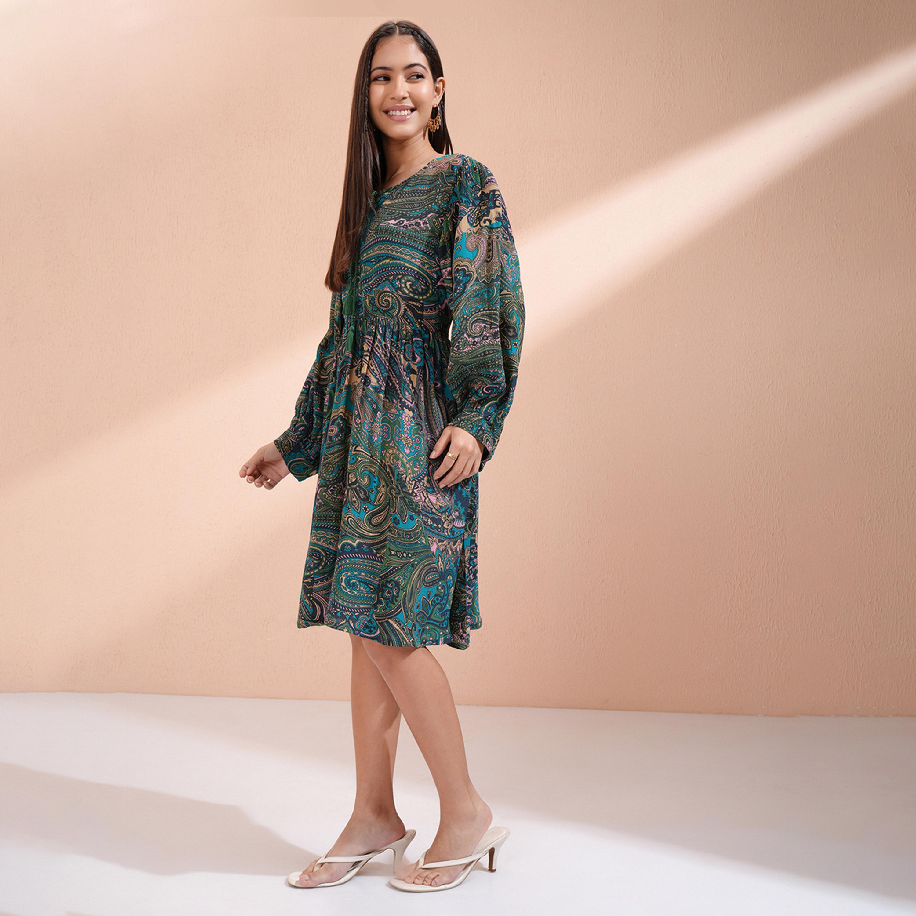 فيشود × ستايلي - فستان بقصة واسعة وزخارف عرفية مطبوع مع تفاصيل رباط-women-clothing-dresses-image-4