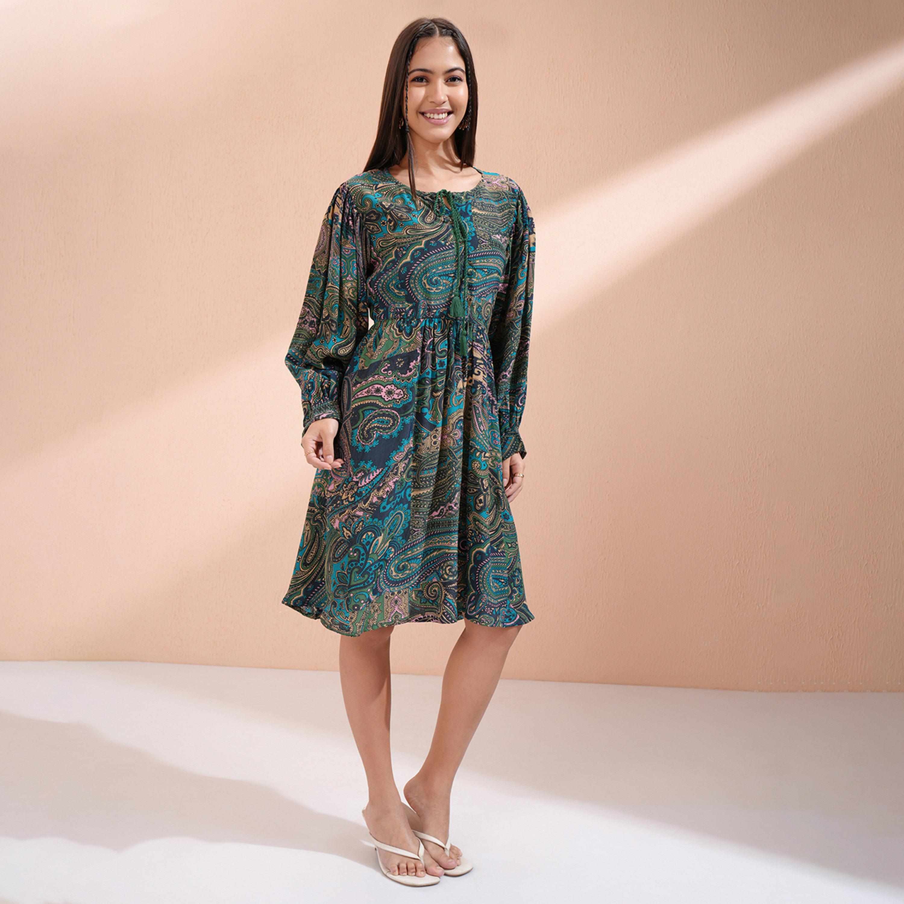 فيشود × ستايلي - فستان بقصة واسعة وزخارف عرفية مطبوع مع تفاصيل رباط-women-clothing-dresses-image-6