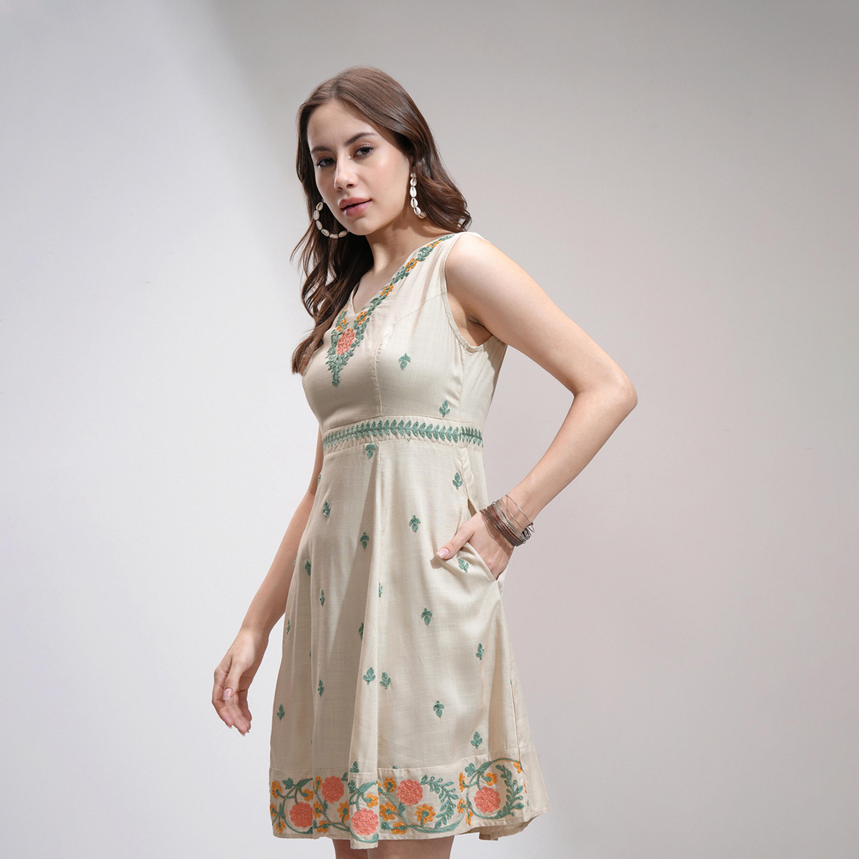 فيشود × ستايلي - فستان نسائي بقصّة واسعة ومطرّز بالزهور-women-clothing-dresses-image-4