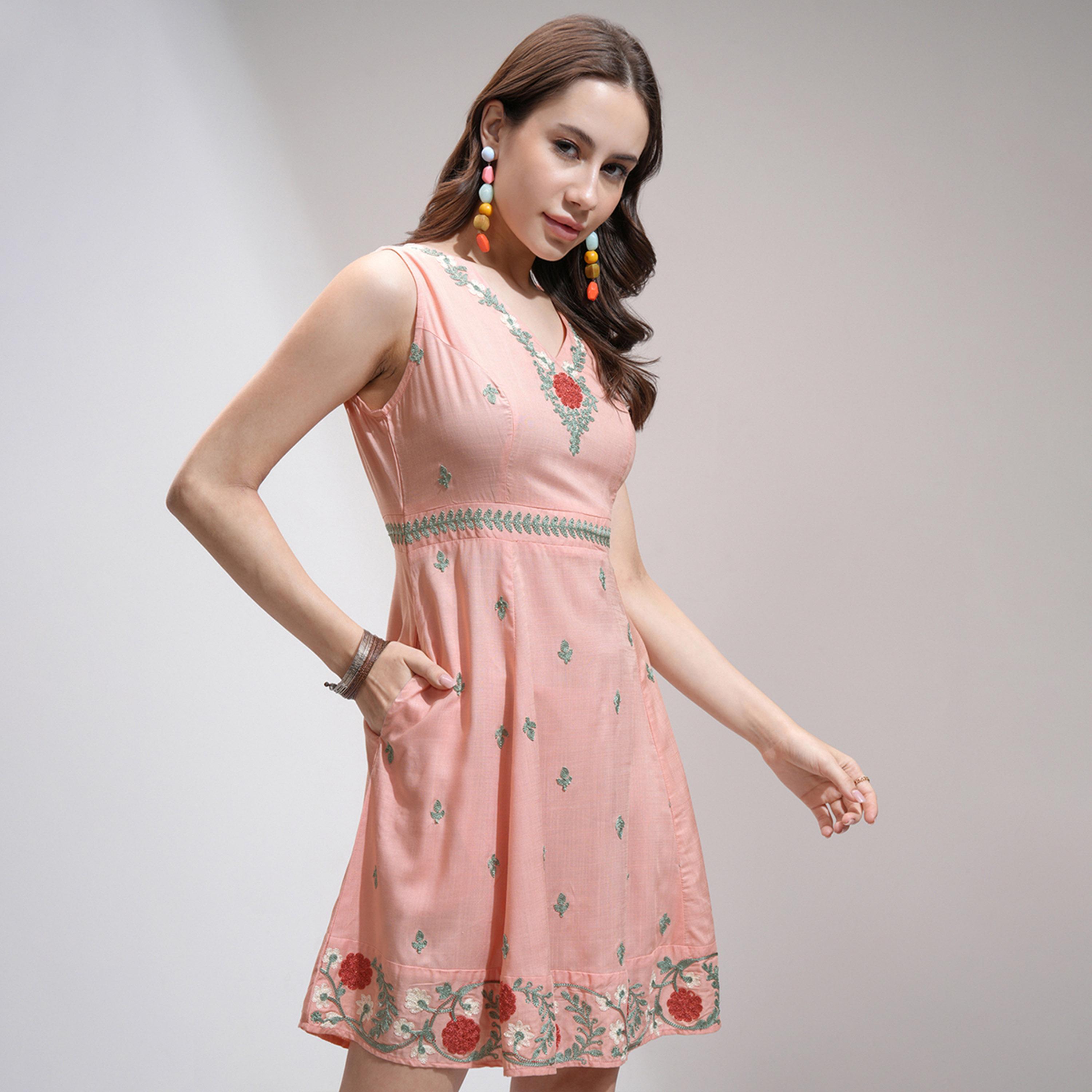 فيشود × ستايلي - فستان نسائي بقصّة واسعة ومطرّز بالزهور-women-clothing-dresses-image-1