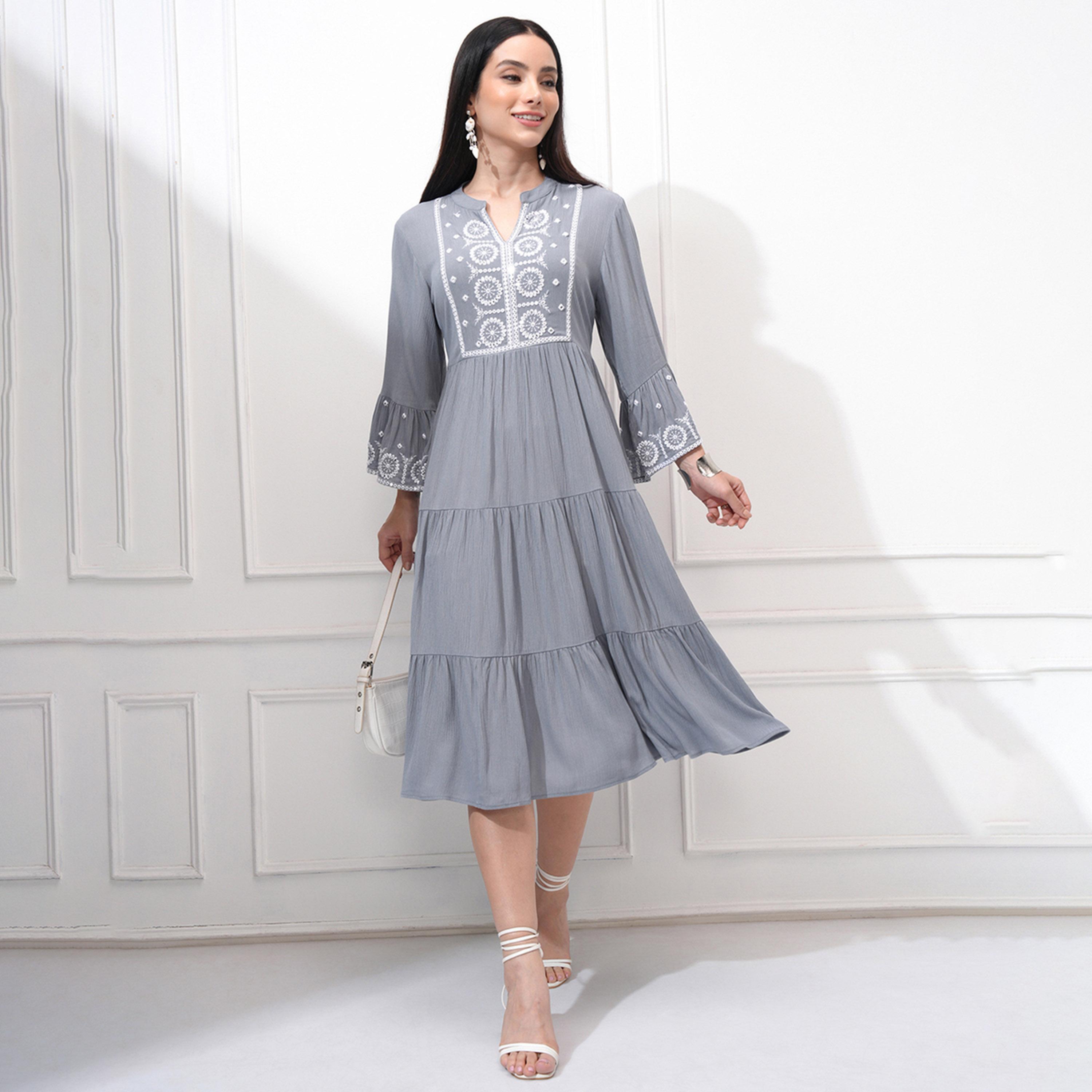فيشود × ستايلي - فستان متوسط الطول مطرز بقصّة واسعة-women-clothing-dresses-image-1