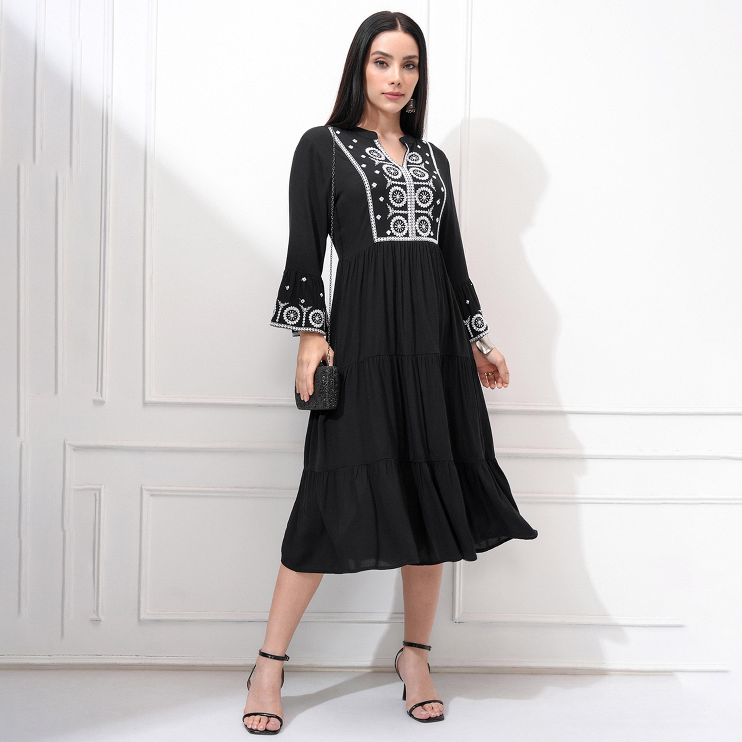 فيشود × ستايلي - فستان نسائي متوسط الطول مطرز بقصّة واسعة-women-clothing-dresses-image-1