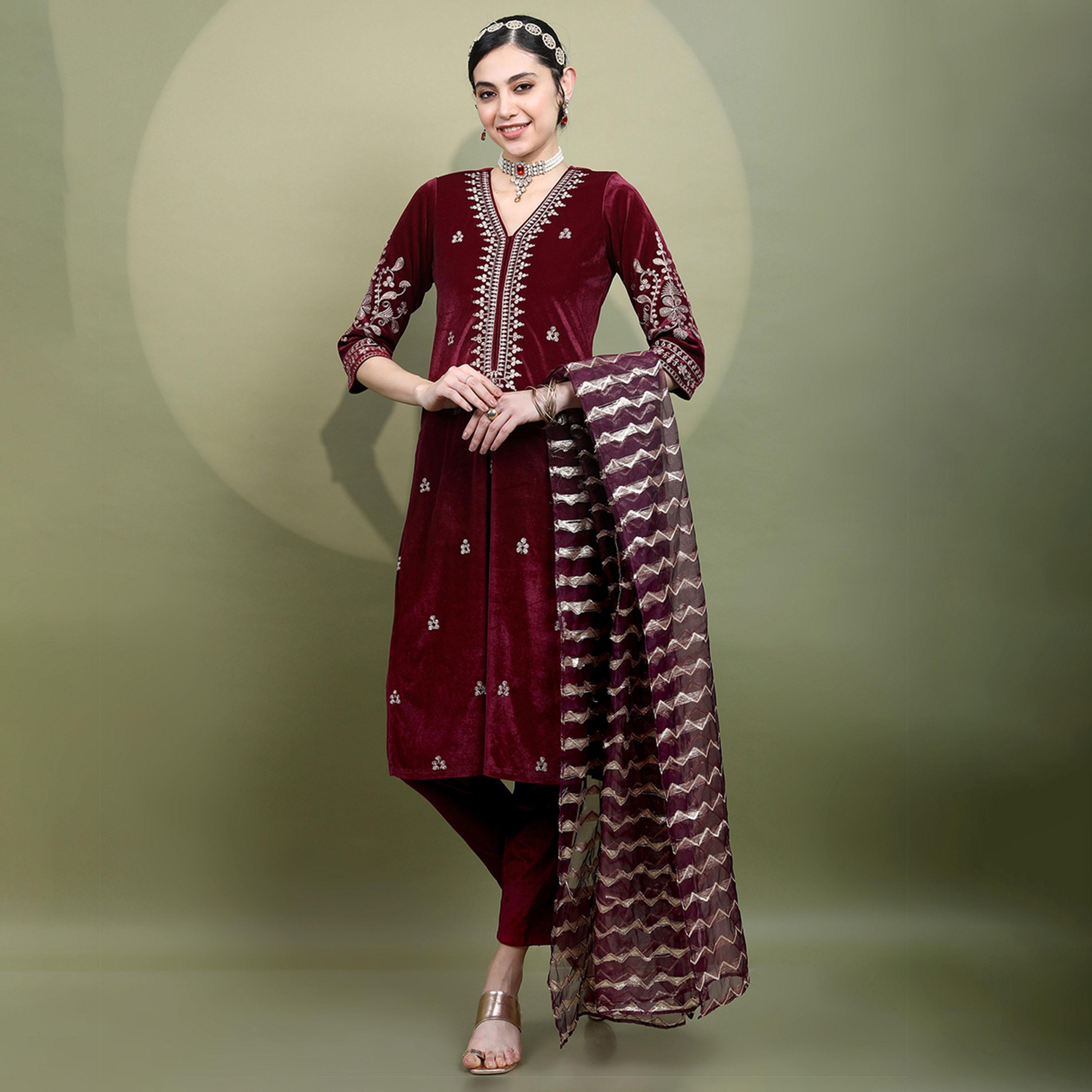 فيشود × ستايلي - كورتا نسائية من المخمل المحبوك المطرز مع بنطال ووشاح-women-clothing-ethnicwear-sareesets-image-1