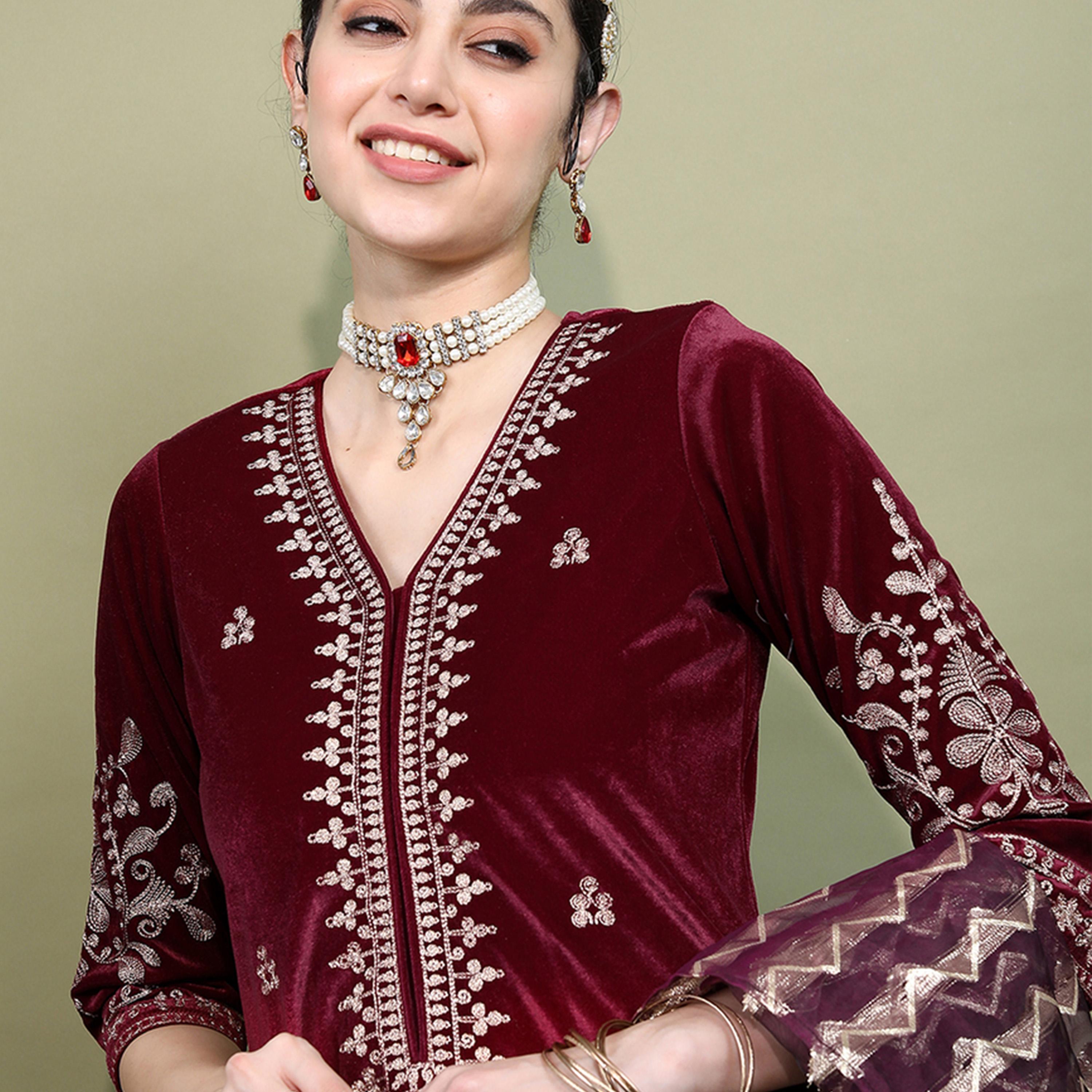 فيشود × ستايلي - كورتا نسائية من المخمل المحبوك المطرز مع بنطال ووشاح-women-clothing-ethnicwear-sareesets-image-2