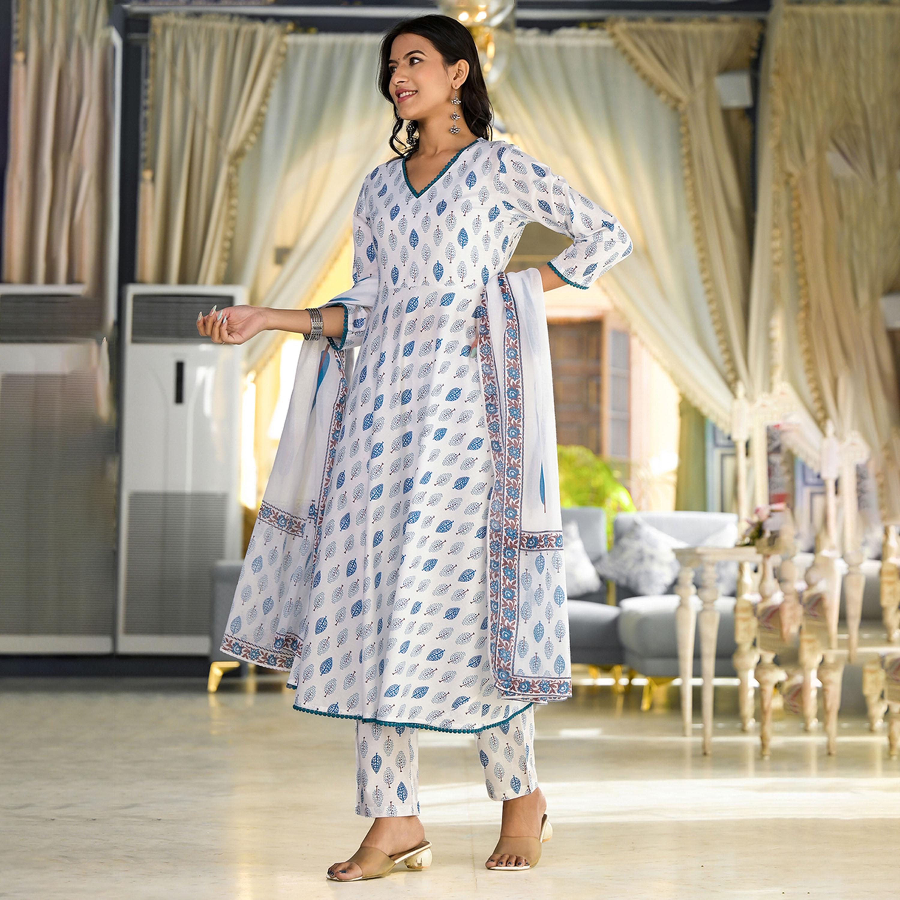 فيشود × ستايلي - كورتا من القطن الخالص برقبة V مطبوعة بالورود مع بنطال ووشاح - أبيض-women-clothing-ethnicwear-sareesets-image-1