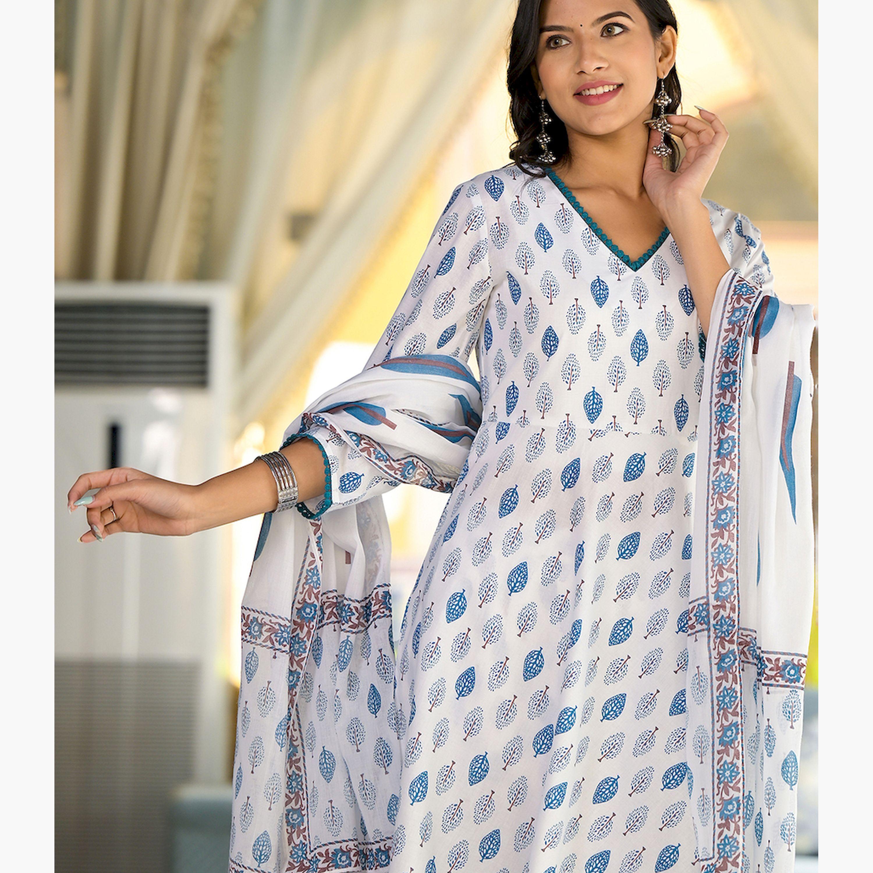 فيشود × ستايلي - كورتا من القطن الخالص برقبة V مطبوعة بالورود مع بنطال ووشاح - أبيض-women-clothing-ethnicwear-sareesets-image-5