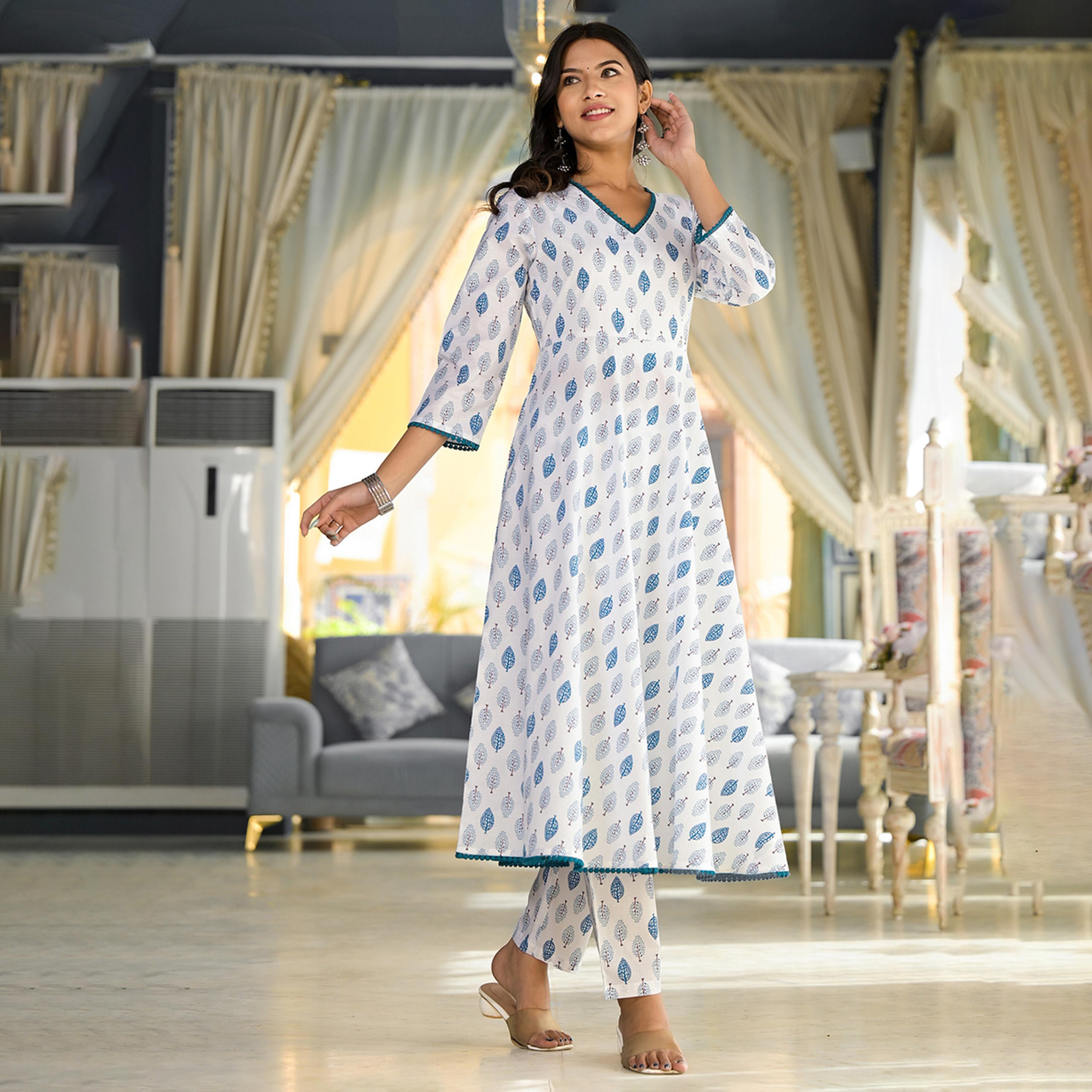 فيشود × ستايلي - كورتا من القطن الخالص برقبة V مطبوعة بالورود مع بنطال ووشاح - أبيض-women-clothing-ethnicwear-sareesets-image-7