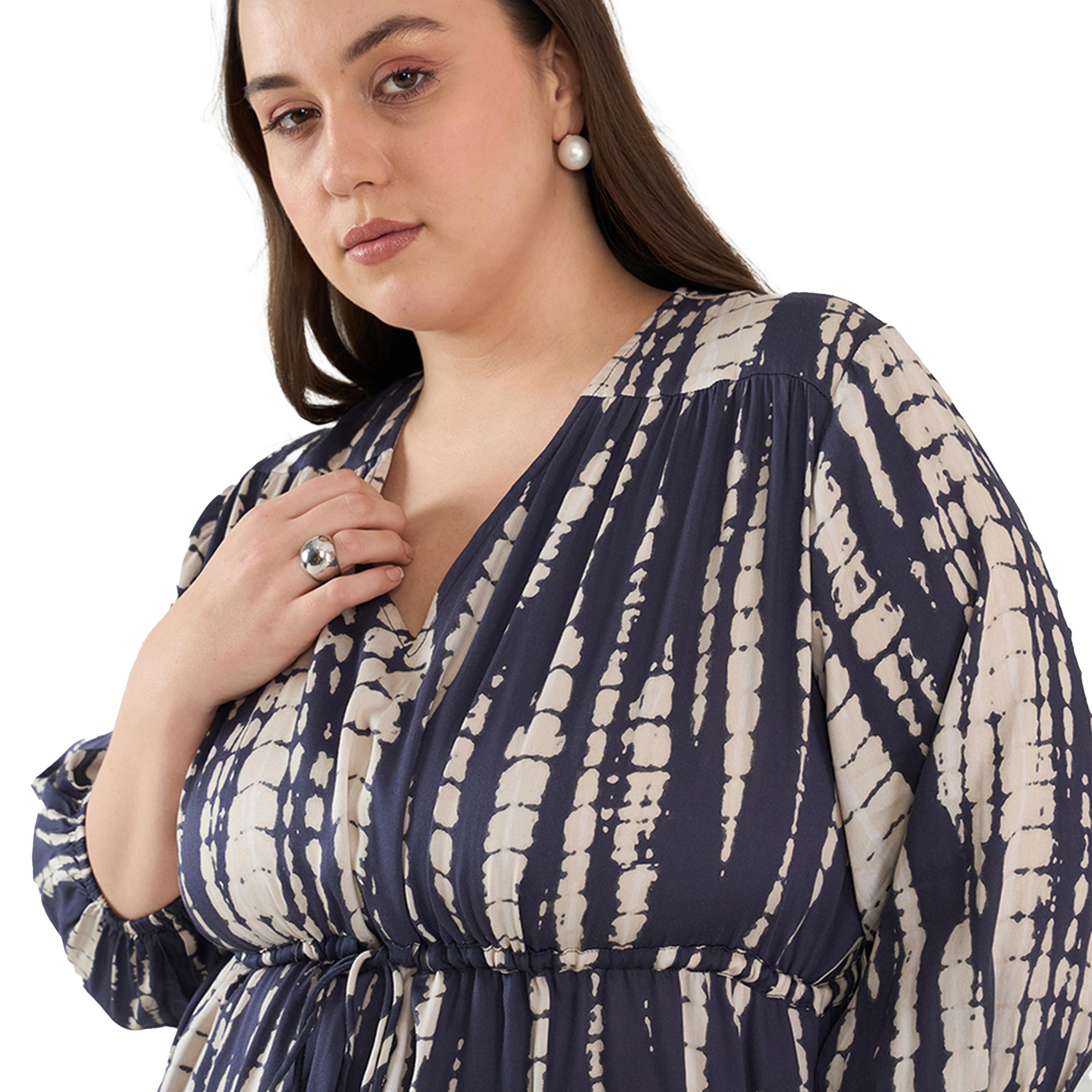 فيميلا × ستايلي-  فستان متوسط ​​الطول قصّة V مع طبعة مصبوغة وربطة عنق مقاس كبير-women-clothing-dresses-image-4