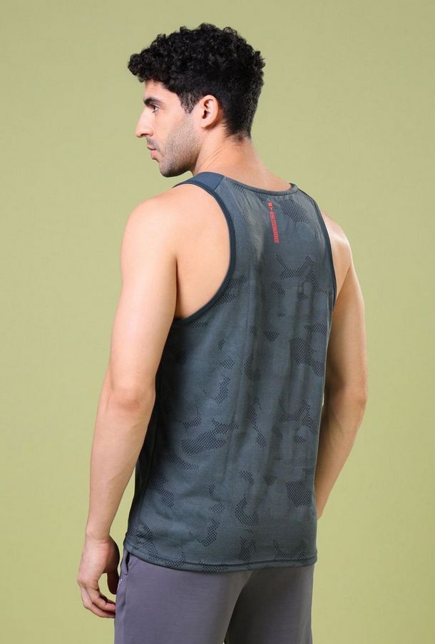 فيست بتفاصيل جاكار وياقة دائرية-men-clothing-tshirtsandpolos-tshirts-image-1