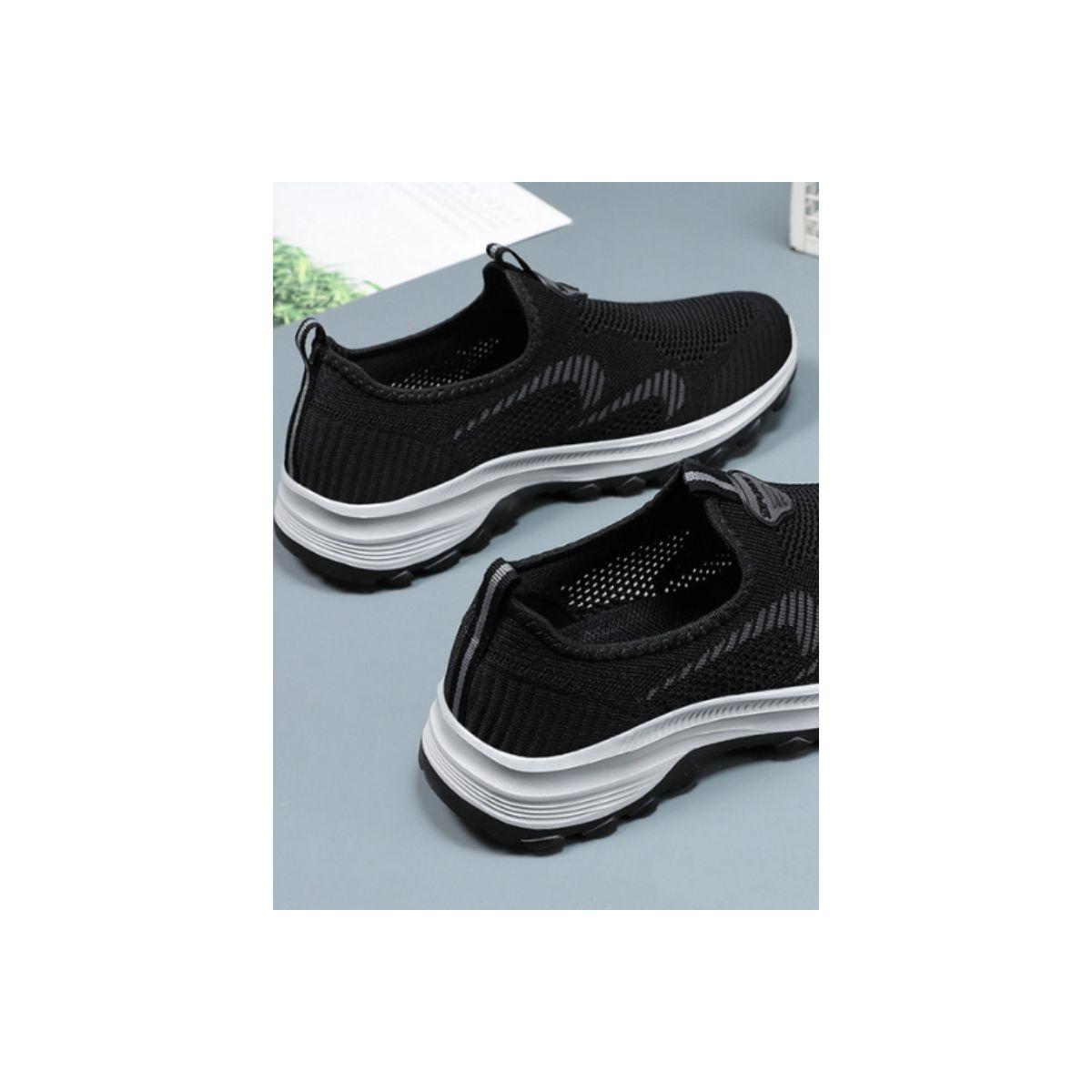 حذاء رياضي بتفاصيل بارزة الملمس-men-shoes-sneakers-image-3