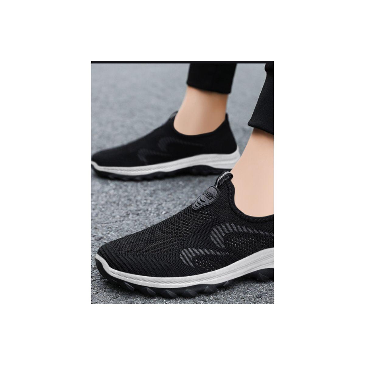 حذاء رياضي بتفاصيل بارزة الملمس-men-shoes-sneakers-image-4
