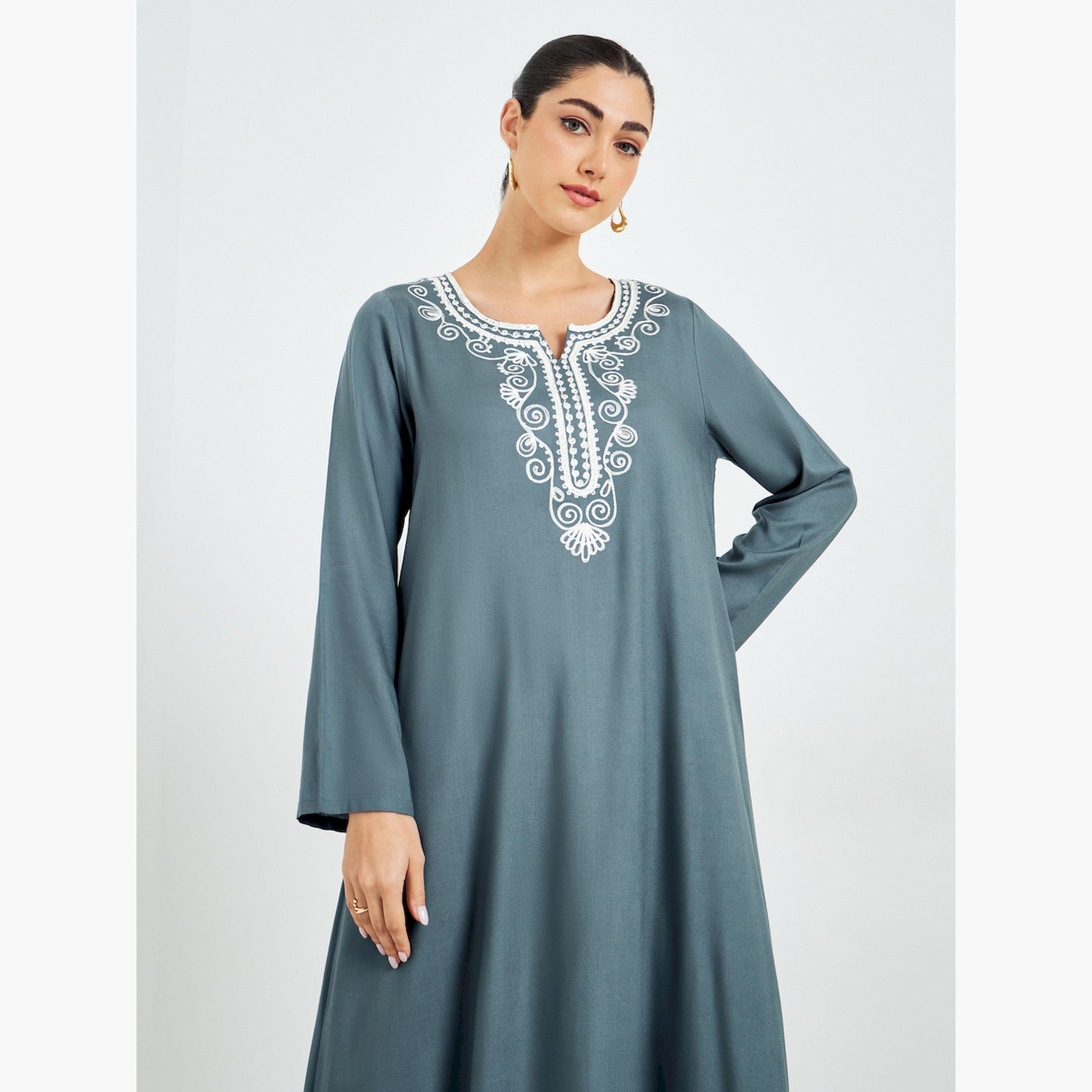 جلابية بحافة واسعة وتفاصيل مُطرّزة-women-arabicclothing-jalabiyas-image-2