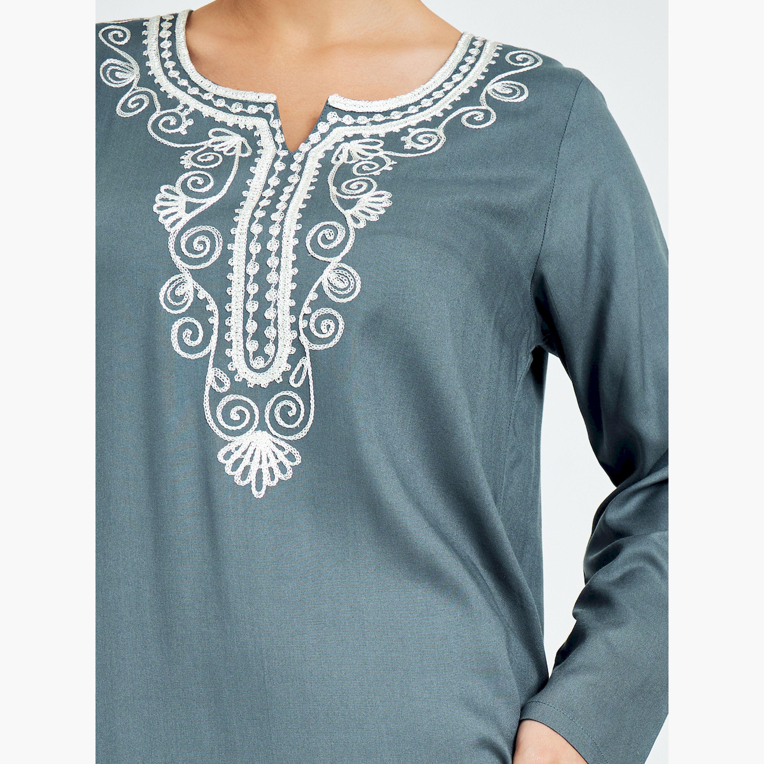 جلابية بحافة واسعة وتفاصيل مُطرّزة-women-arabicclothing-jalabiyas-image-5