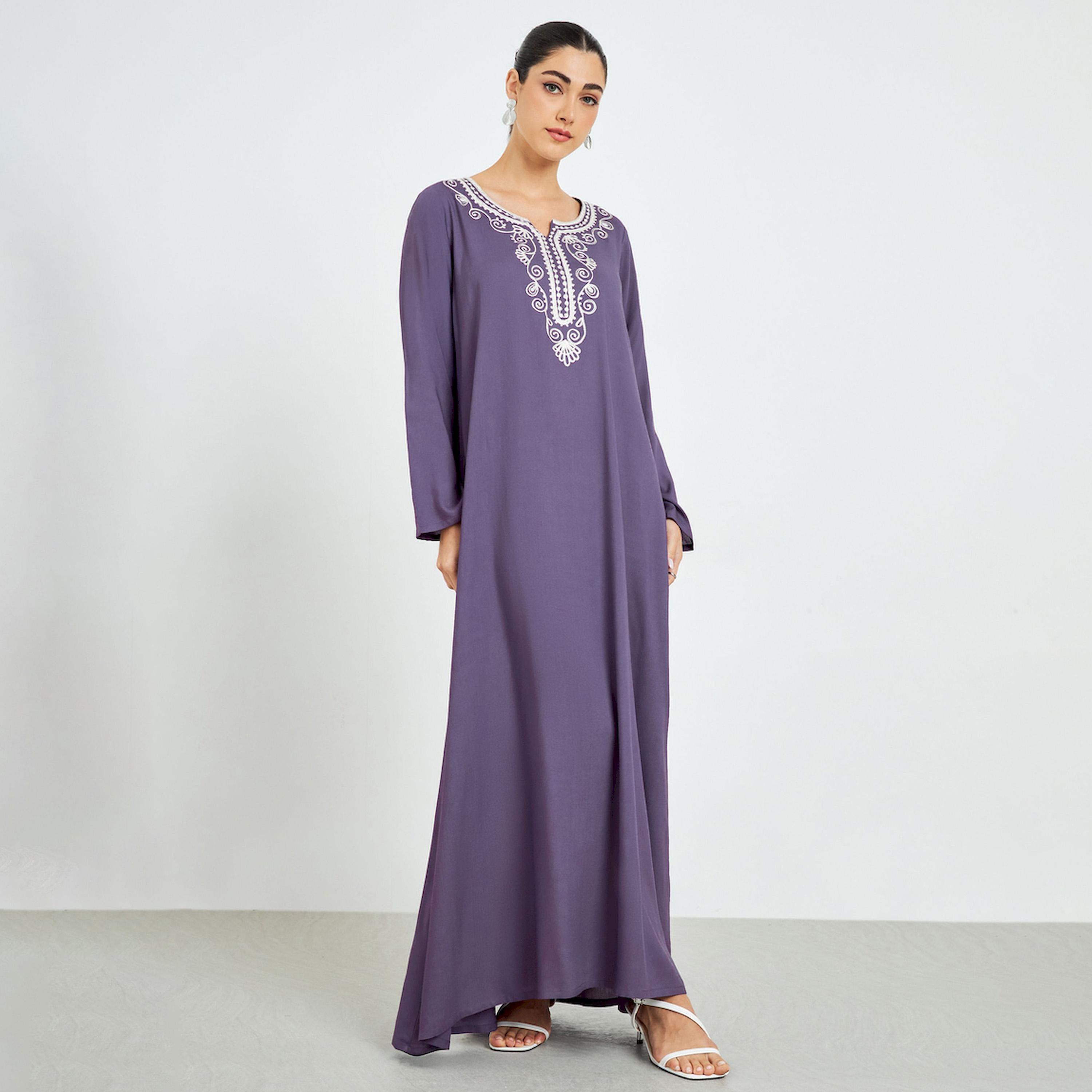 جلابية بحافة واسعة وتفاصيل مُطرّزة-women-arabicclothing-jalabiyas-image-1
