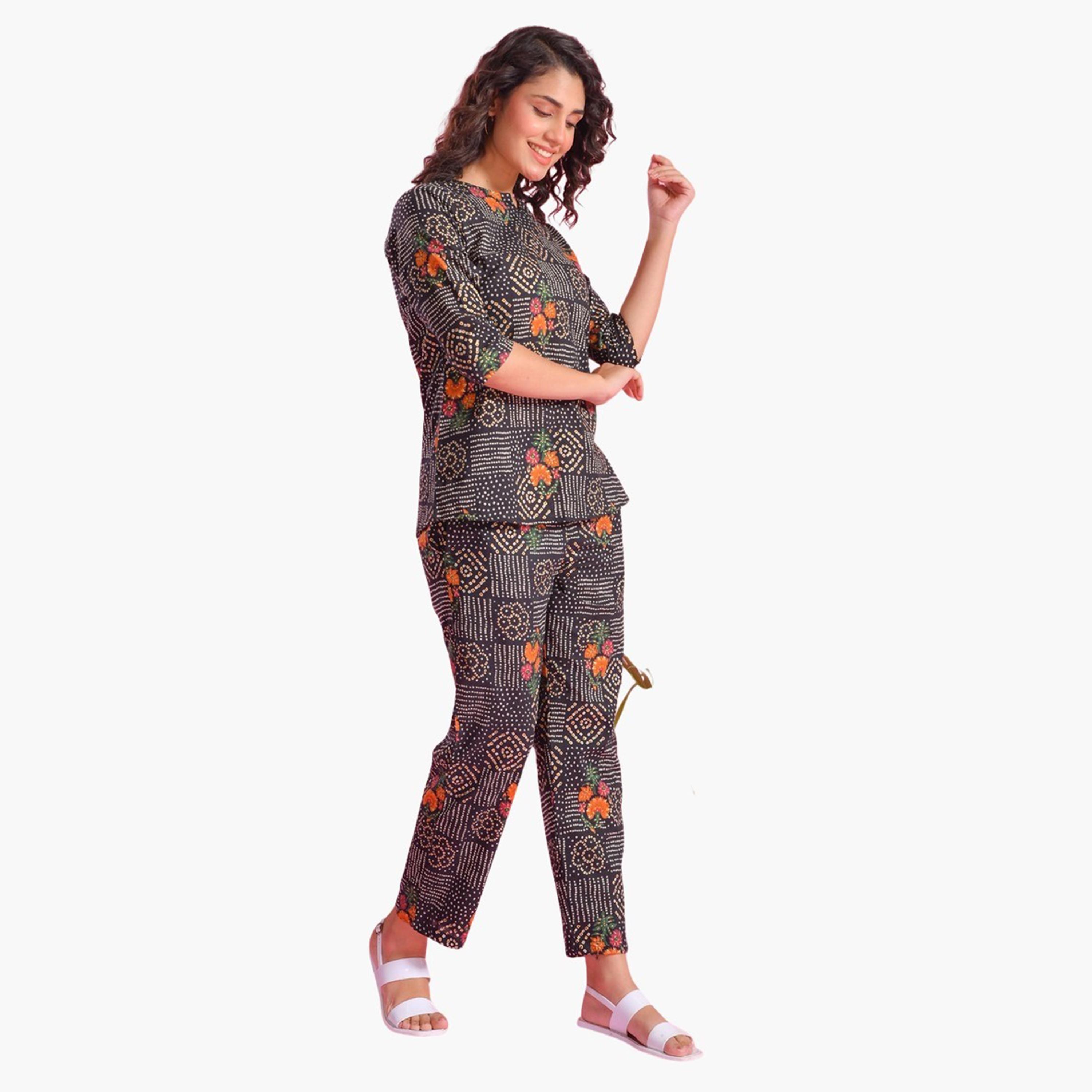 سانسكروتي هومز × ستايلي - طقم بنطال بيجامة وقميص مطبوع من القطن الخالص-women-clothing-nightwear-pyjamas-longsets-image-3