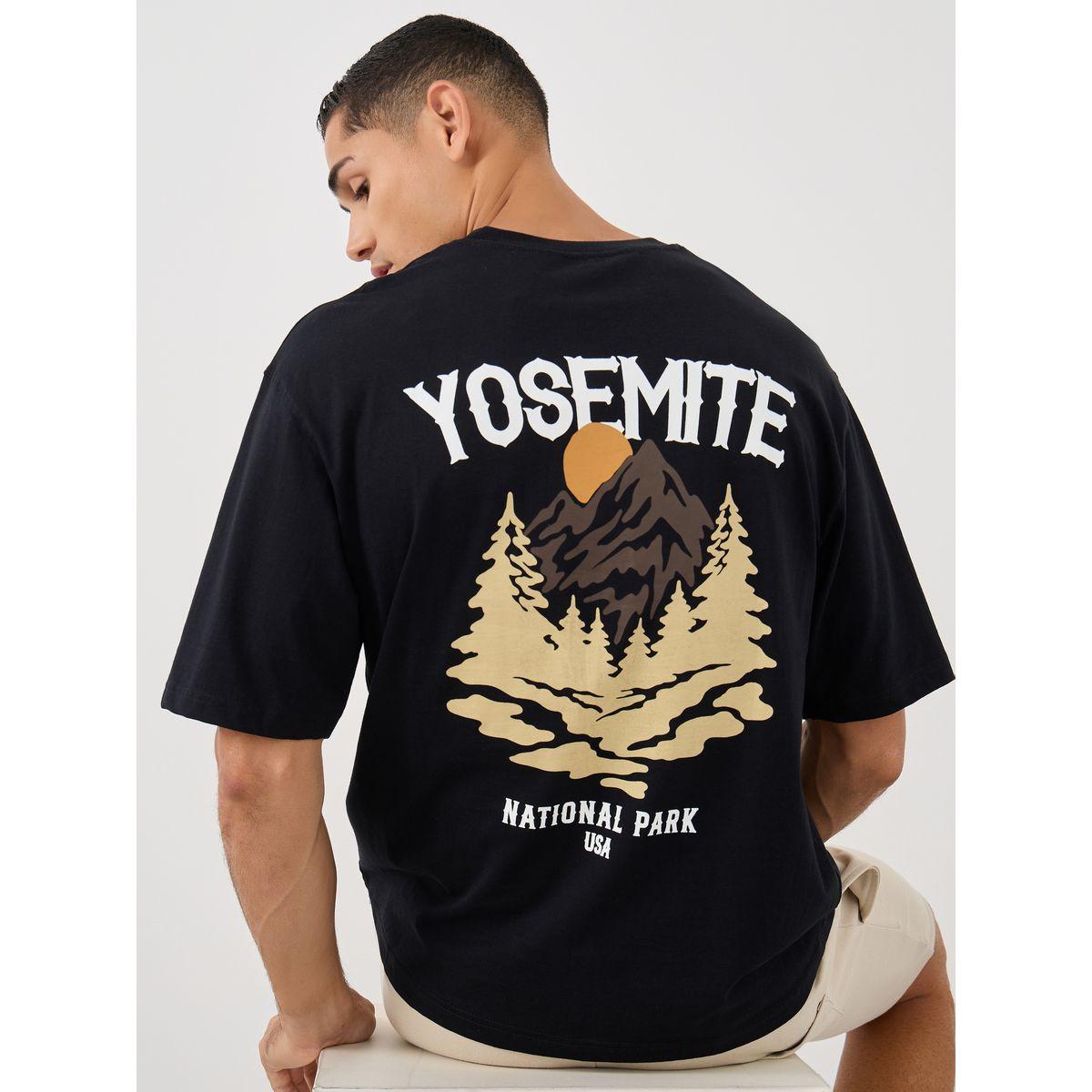 تيشيرت فضفاض بطبعة جرافيك وياقة ضيقة-men-clothing-tshirtsandpolos-tshirts-image-1