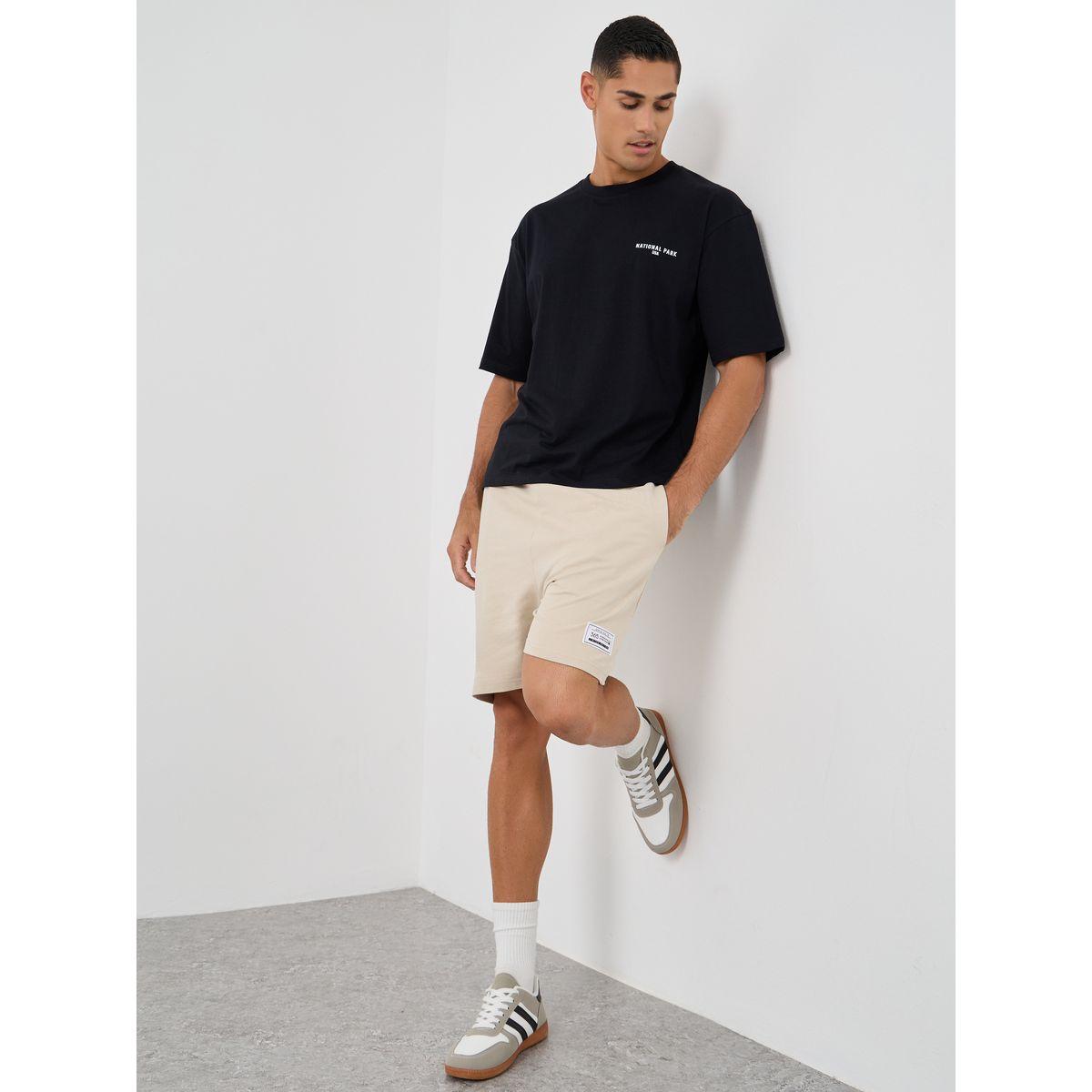 تيشيرت فضفاض بطبعة جرافيك وياقة ضيقة-men-clothing-tshirtsandpolos-tshirts-image-2