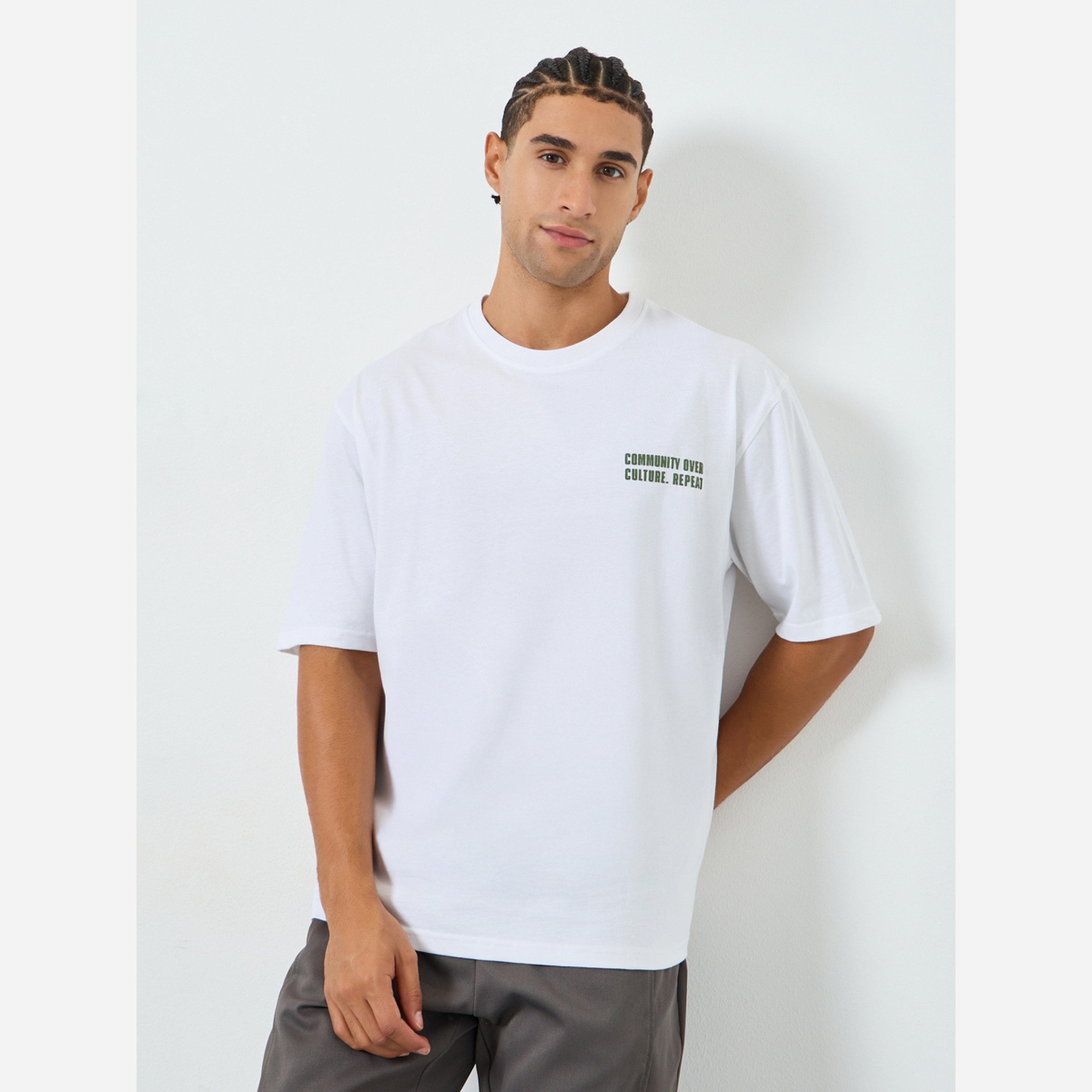 ستايلي - تيشيرت رجالي لون أبيض مقاس واسع طبعة شعار-men-clothing-tshirtsandpolos-tshirts-image-1