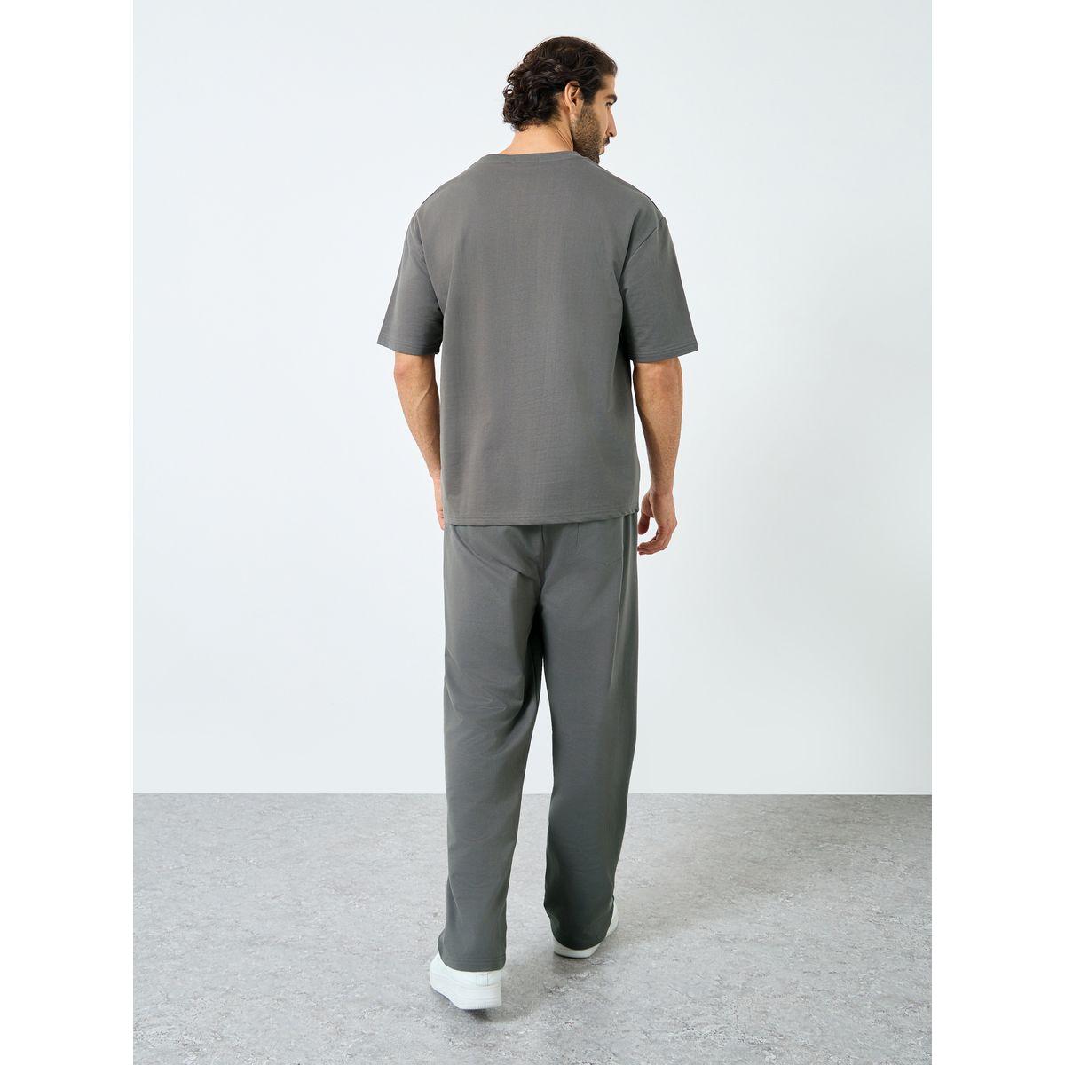 طقم منسق من جوغر وتيشيرت فضفاض-men-clothing-coordsets-image-6