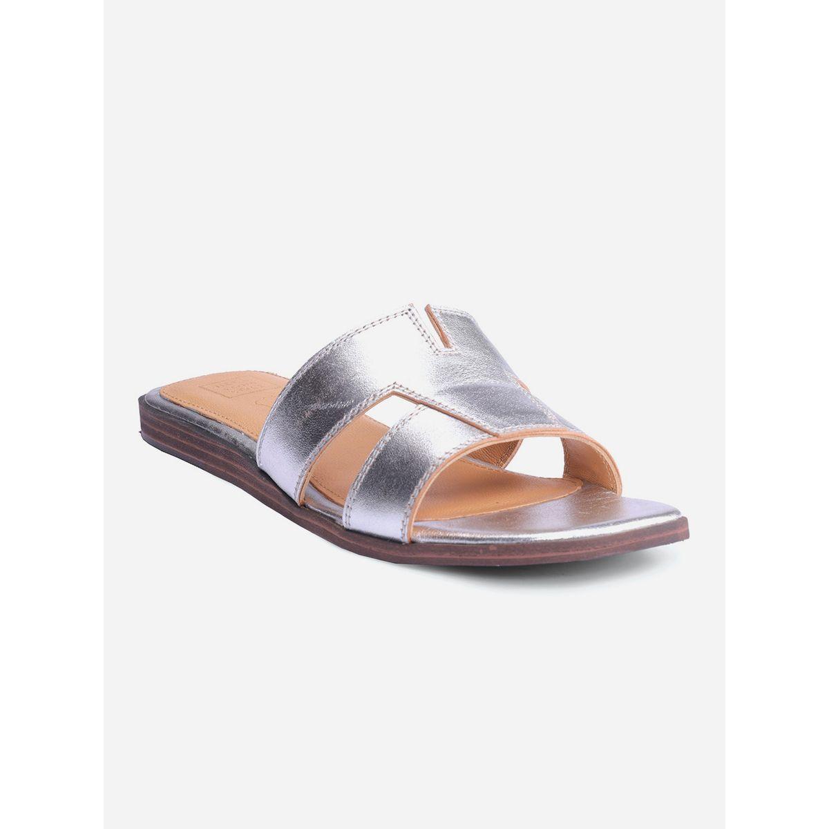 صندل فلات بمقدمة مفتوحة وتفاصيل براقة-women-shoes-sandals-flats-image-3