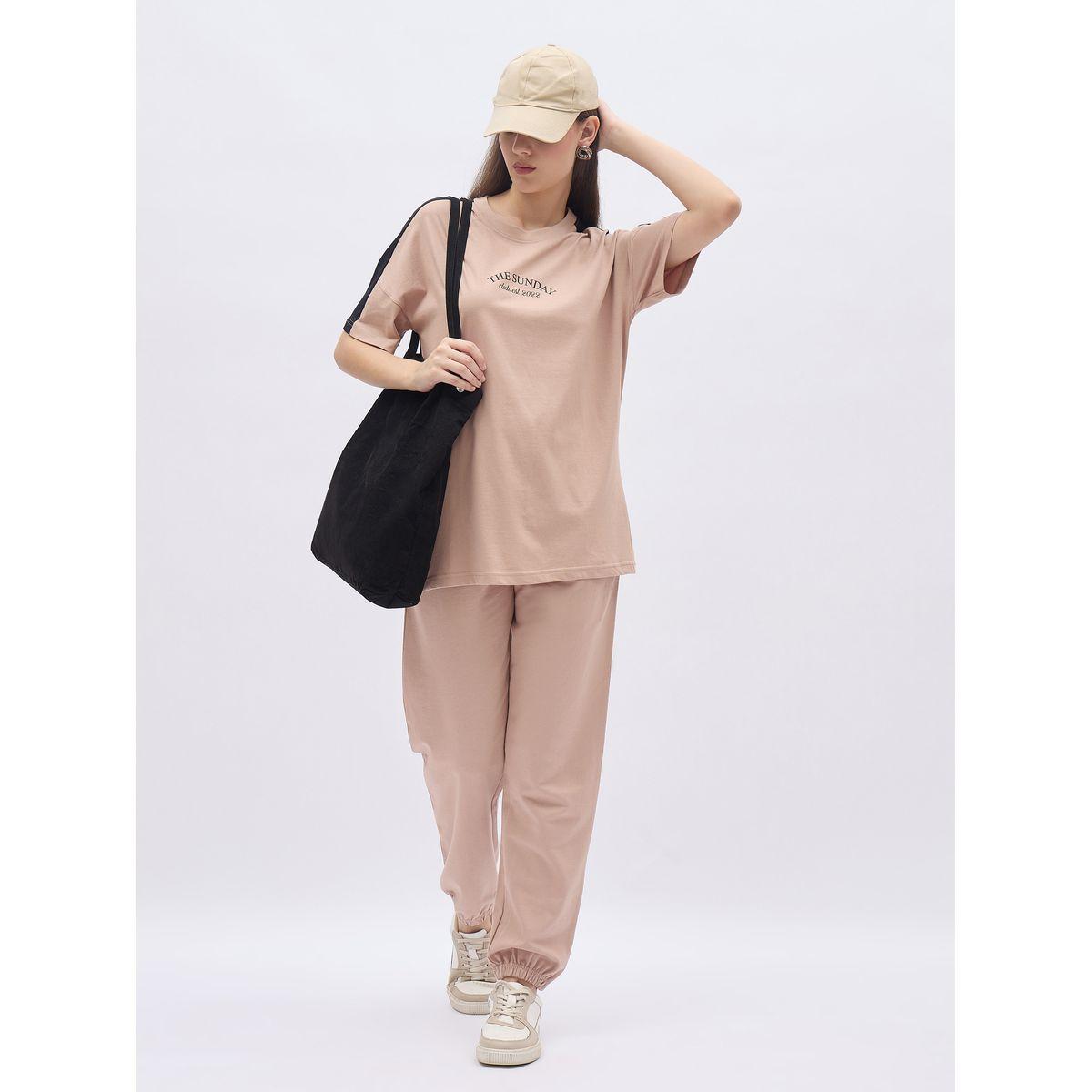 طقم منسق من جوغر وتيشيرت فضفاض بطبعة كتابة-women-clothing-coordsets-image-1
