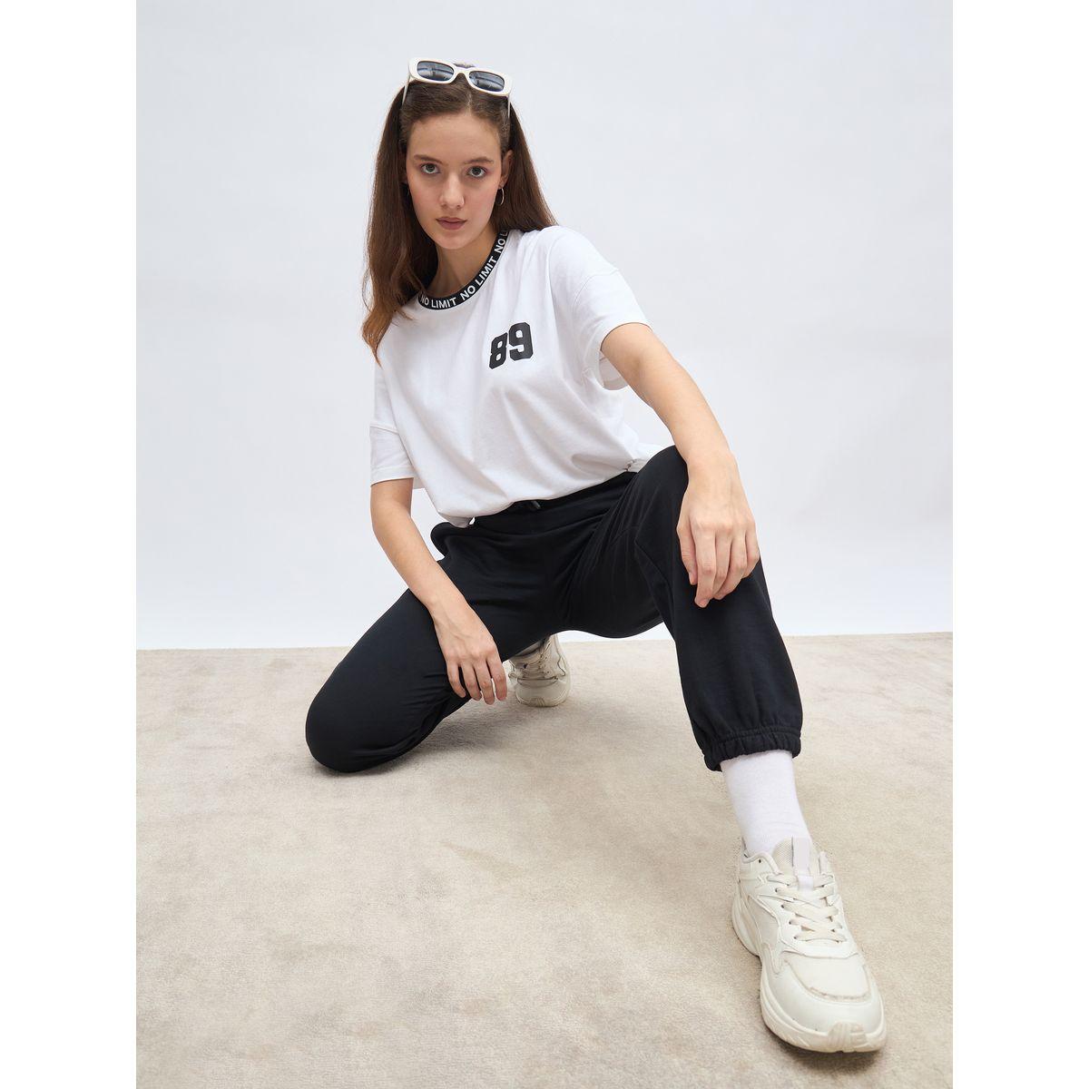 طقم منسق من جوغر وتيشيرت فضفاض بطبعة كتابة-women-clothing-coordsets-image-1