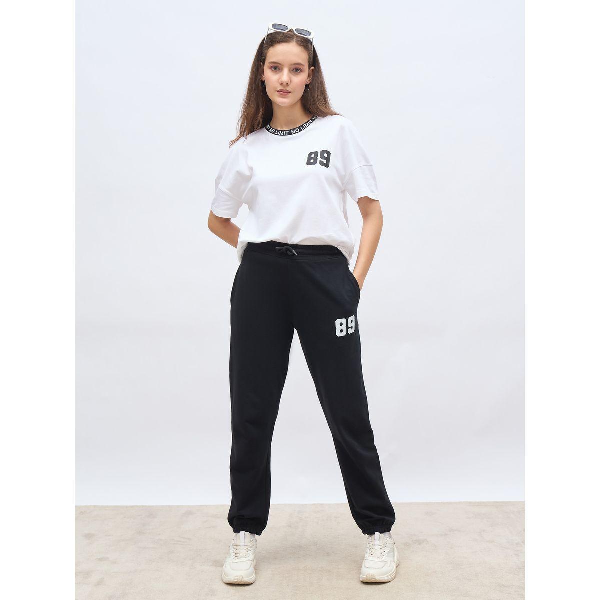 طقم منسق من جوغر وتيشيرت فضفاض بطبعة كتابة-women-clothing-coordsets-image-6