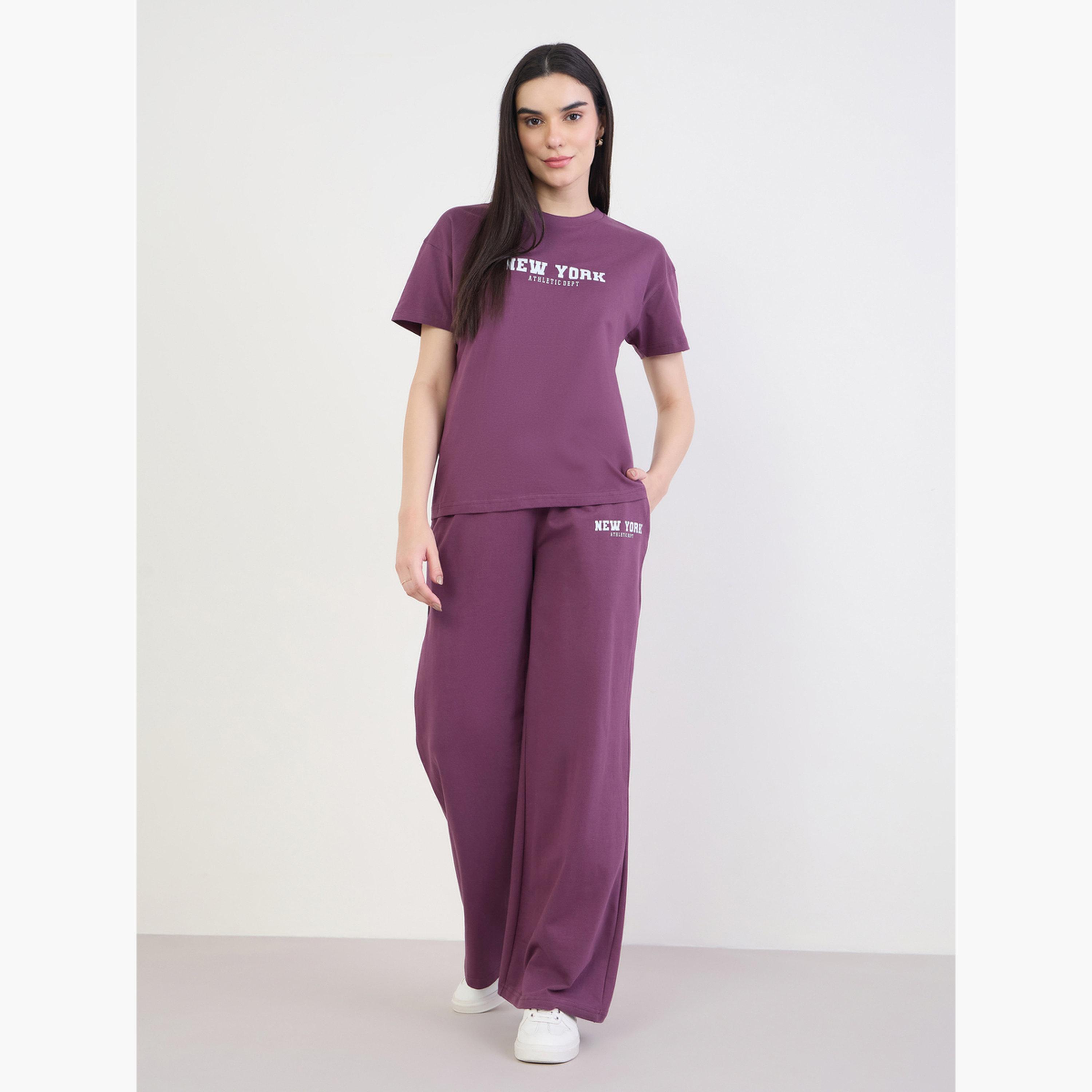 طقم منسق من تيشيرت بقصة مربعة بكتابة وجوغر بأرجل واسعة-women-clothing-coordsets-image-1