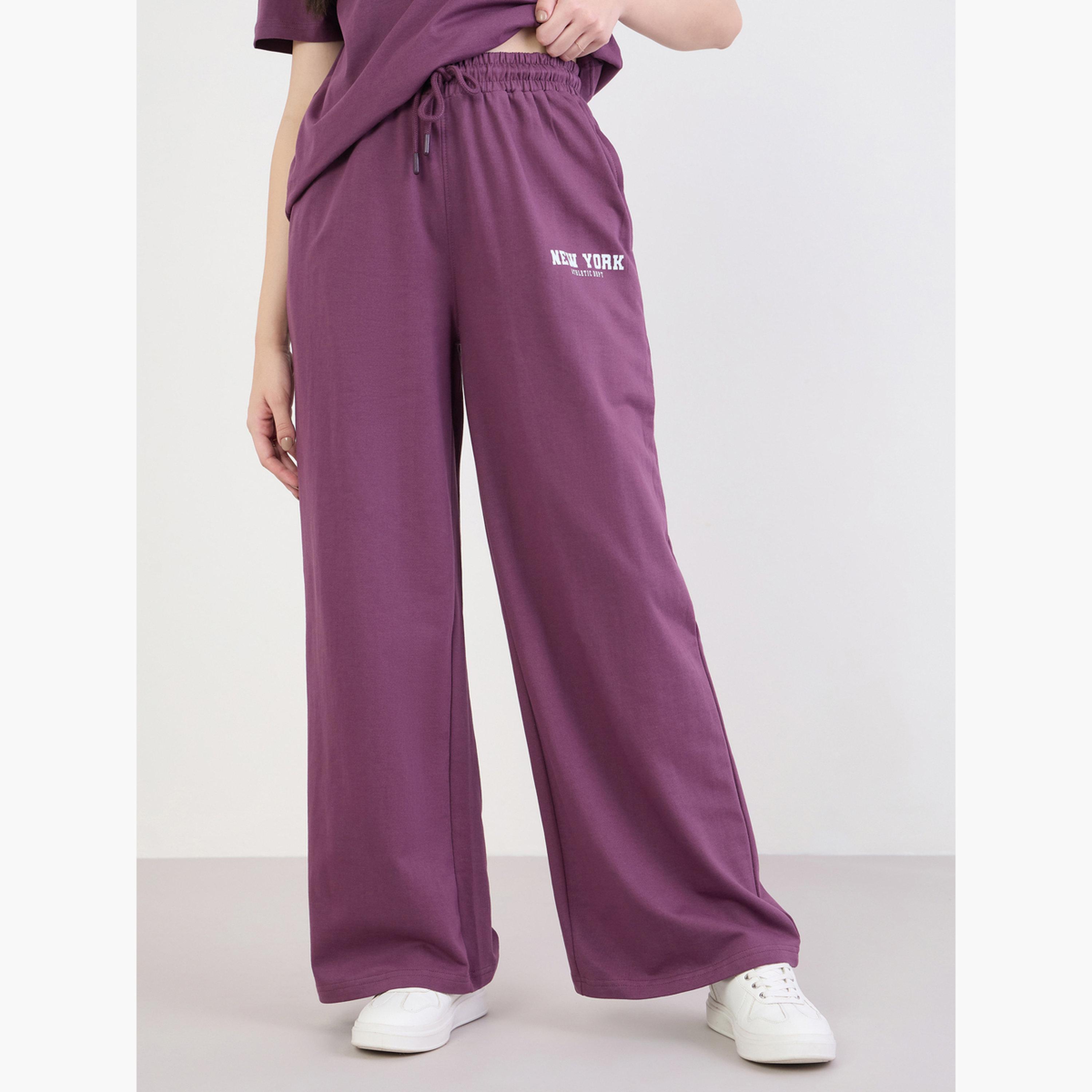 طقم منسق من تيشيرت بقصة مربعة بكتابة وجوغر بأرجل واسعة-women-clothing-coordsets-image-4