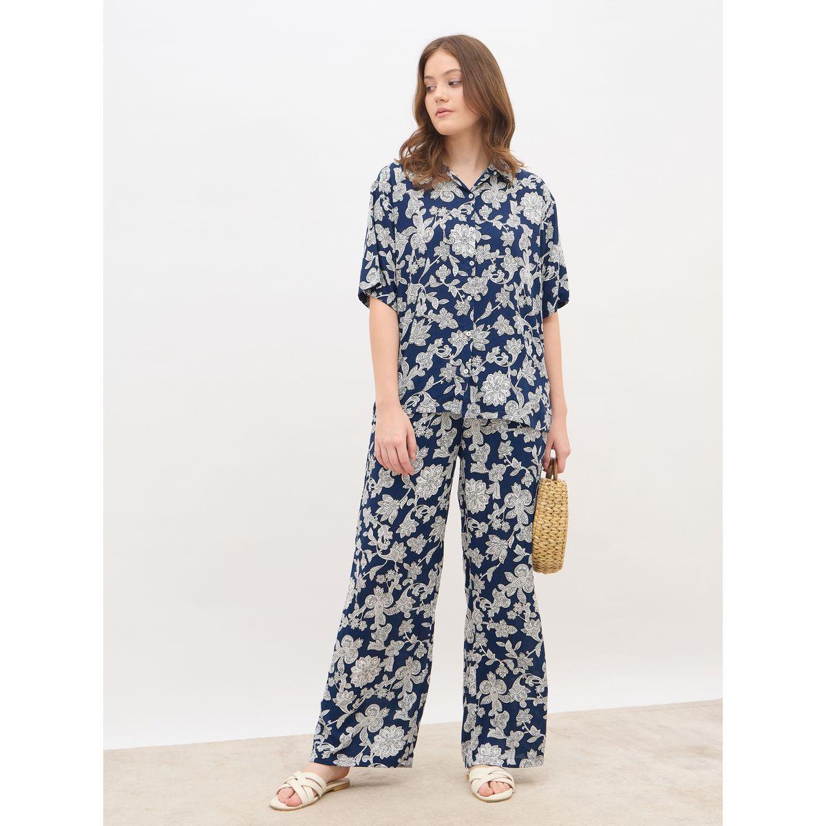 طقم منسق من بنطال وبلوزة فضفاضة مُطبعة بالكامل-women-clothing-coordsets-image-1