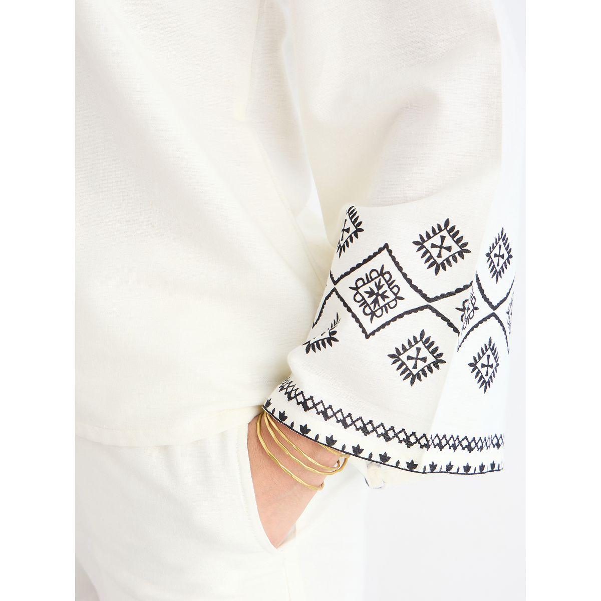 طقم منسق من بنطال وبلوزة مُطبعة بياقة بشق-women-clothing-coordsets-image-7