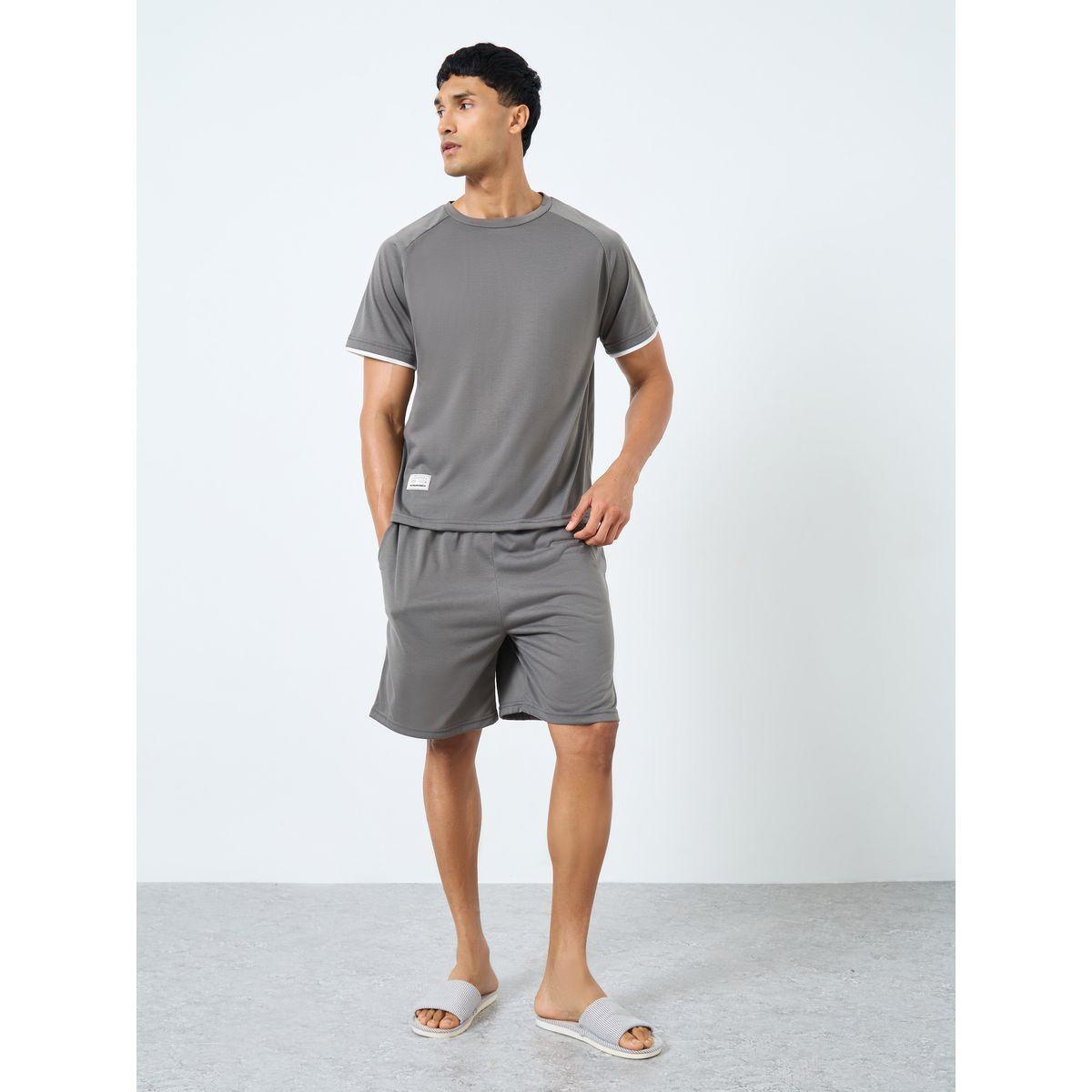 مجموعة من شورت وتيشيرت منسوج مع شارة-men-clothing-nightwear-sets-image-1
