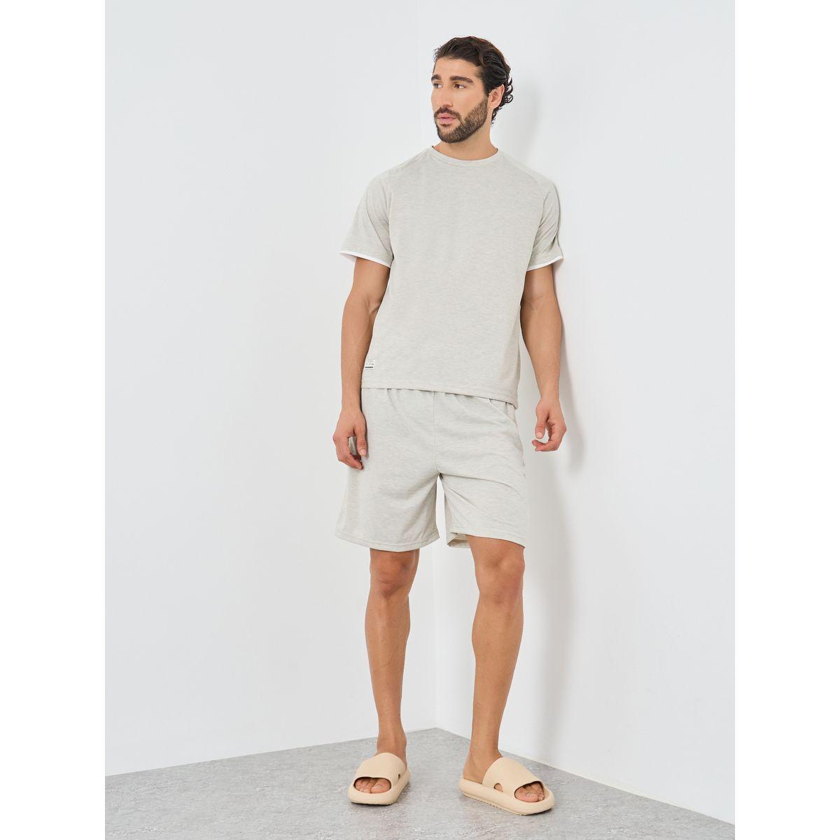 طقم من شورت بيجاما وتيشيرت مزين بشارة-men-clothing-nightwear-sets-image-1
