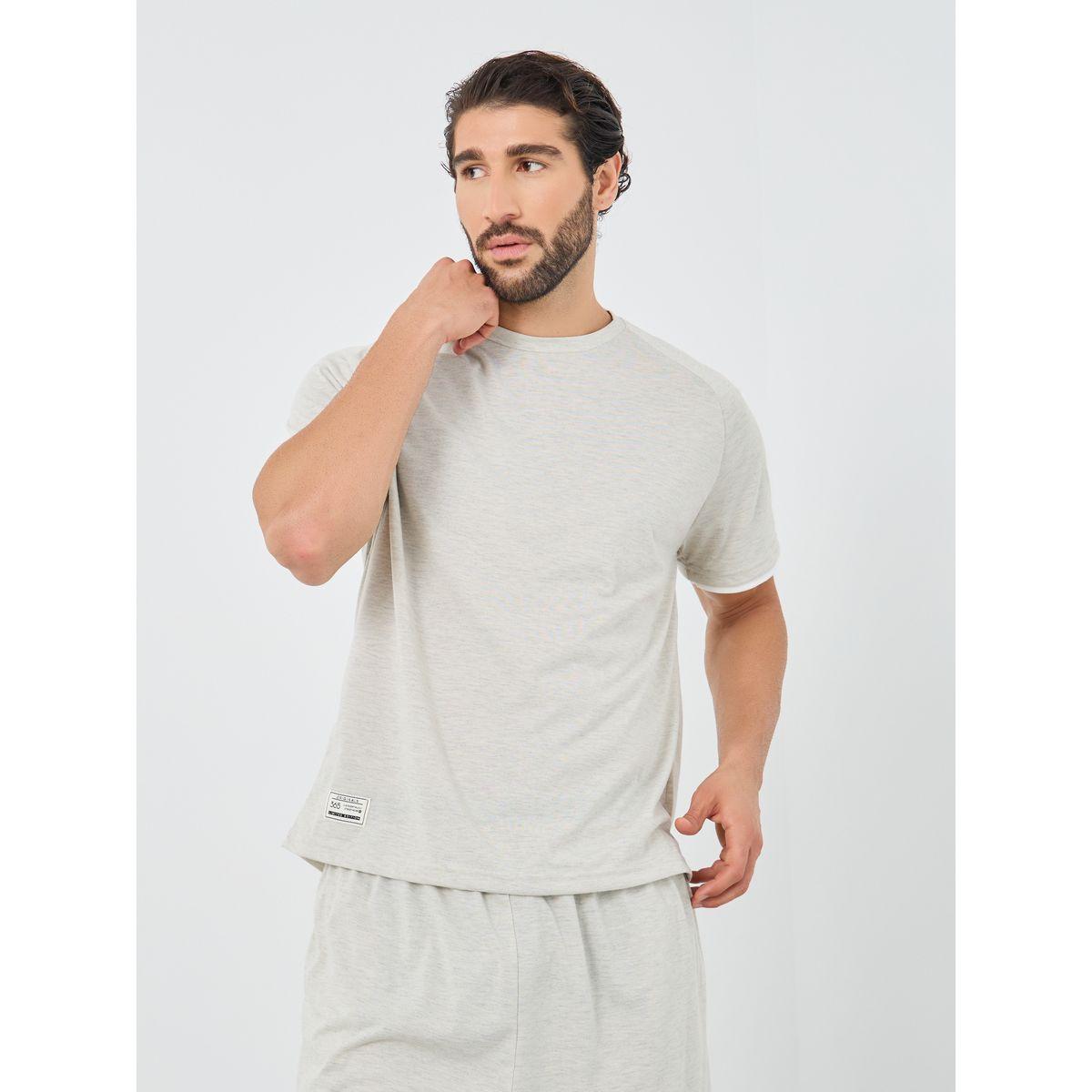 طقم من شورت بيجاما وتيشيرت مزين بشارة-men-clothing-nightwear-sets-image-2