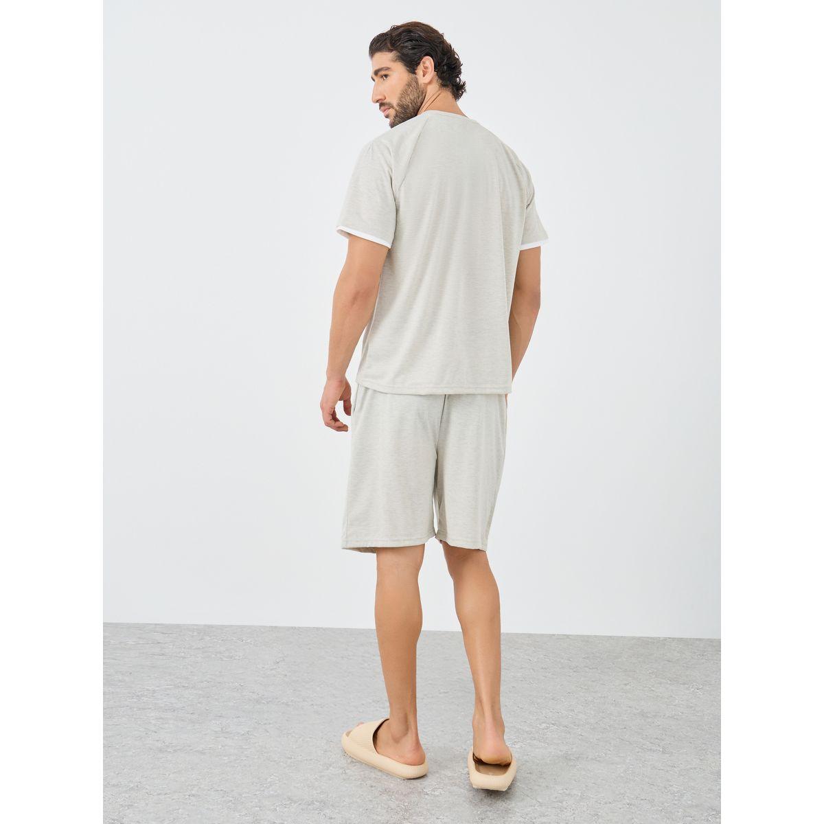 طقم من شورت بيجاما وتيشيرت مزين بشارة-men-clothing-nightwear-sets-image-4