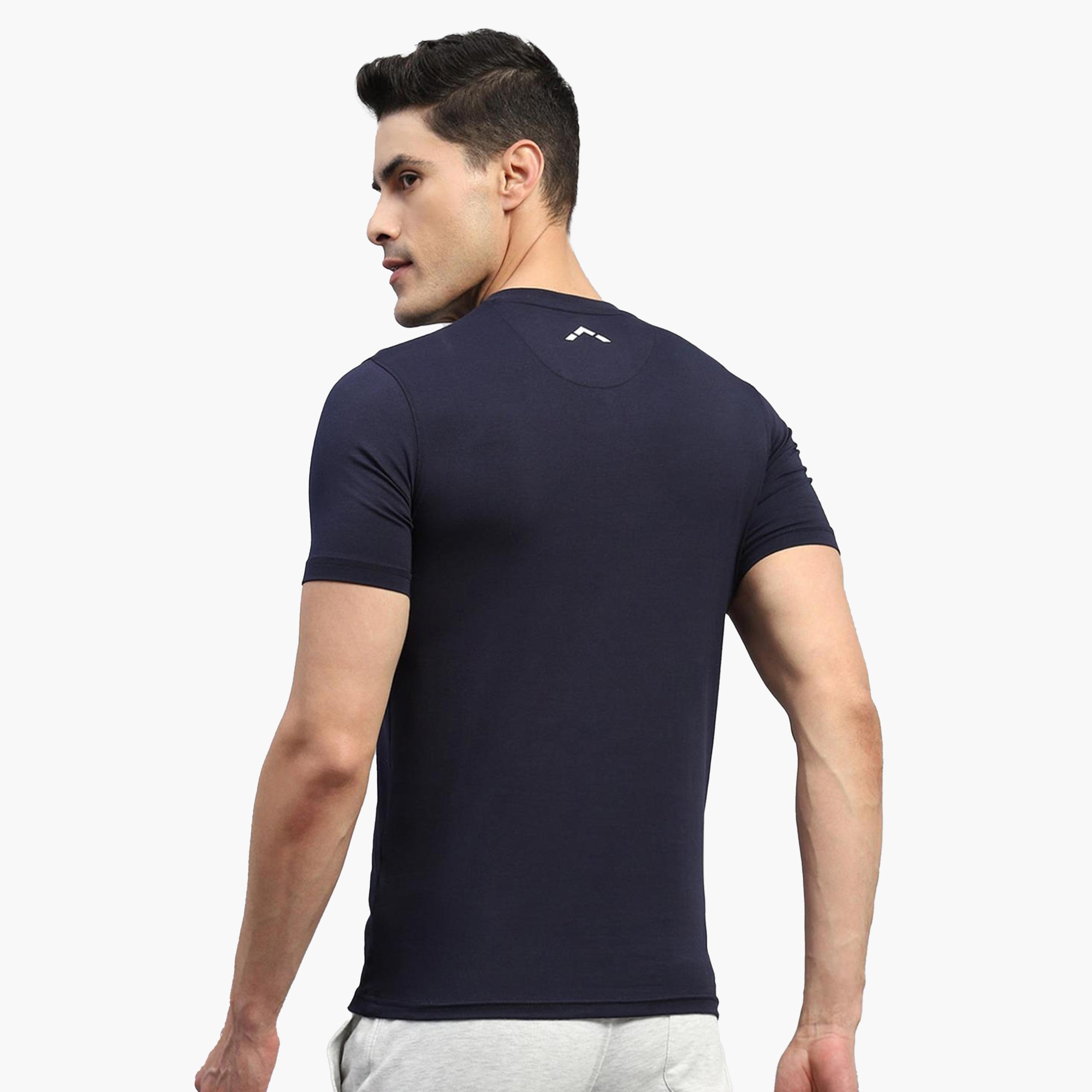 روك.ات ×ستايلي-  تي شيرت رجالي أزرق داكن بأكمام قصيرة ورقبة تصميم حرف V-men-clothing-tshirtsandpolos-tshirts-image-4