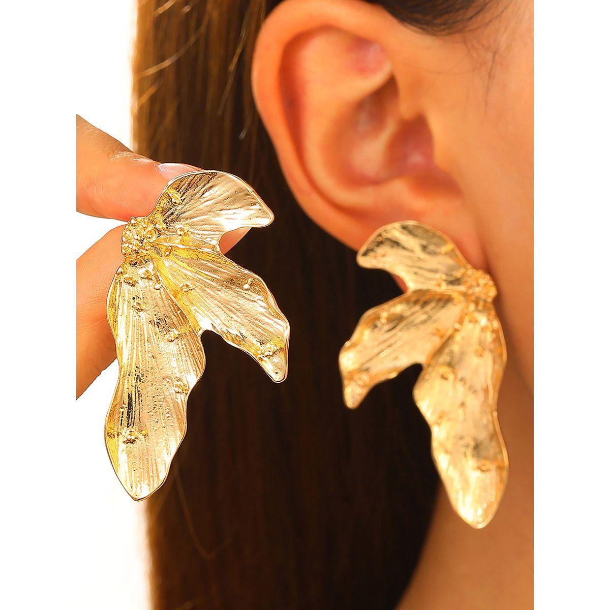أقراط كاجوال بتفاصيل بارزة الملمس-women-watchesandjewellery-jewellery-earrings-image-1