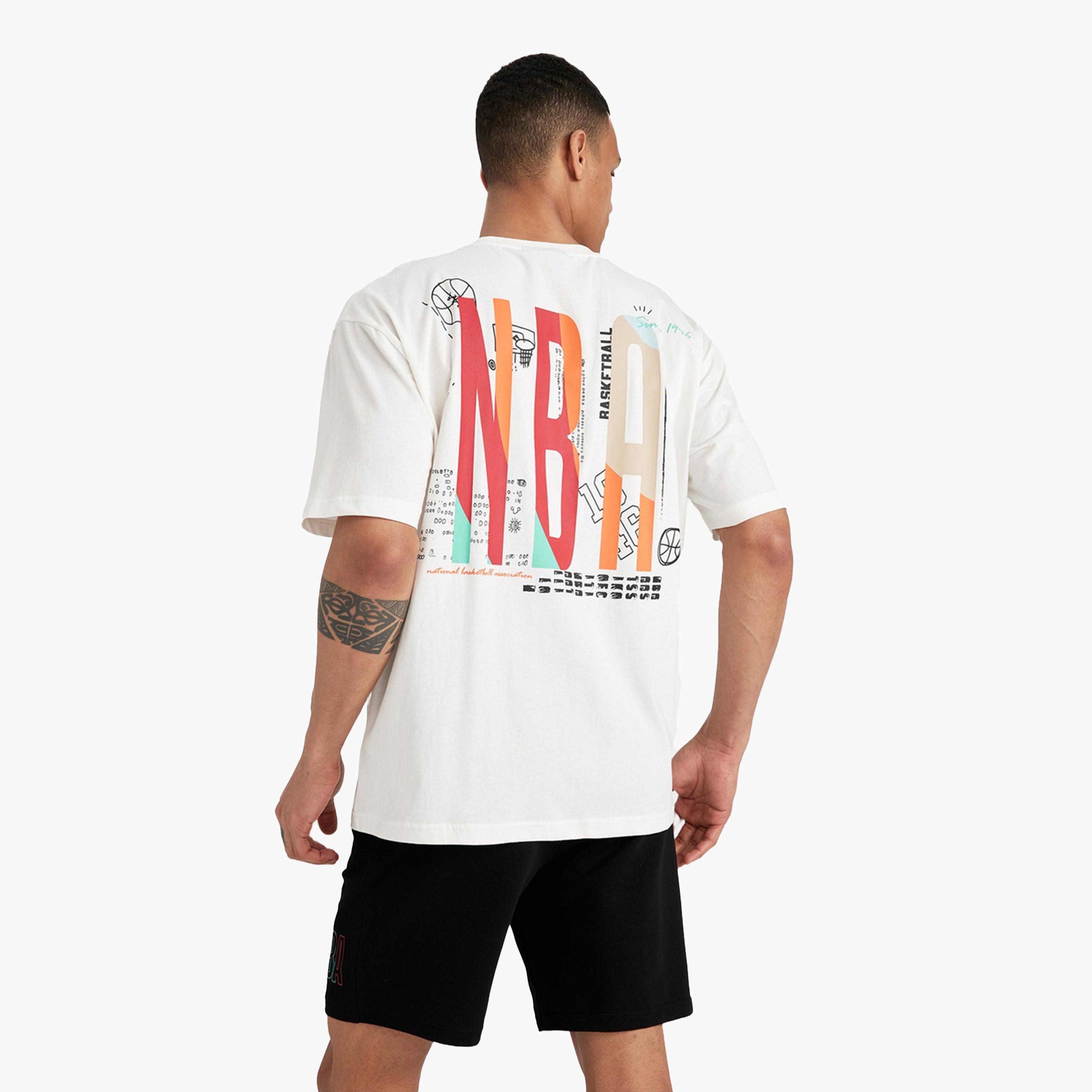 ديفاكتو × ستايلي-  تي شيرت NBA مقاس كبير رقبة دائرية-men-clothing-tshirtsandpolos-tshirts-image-4
