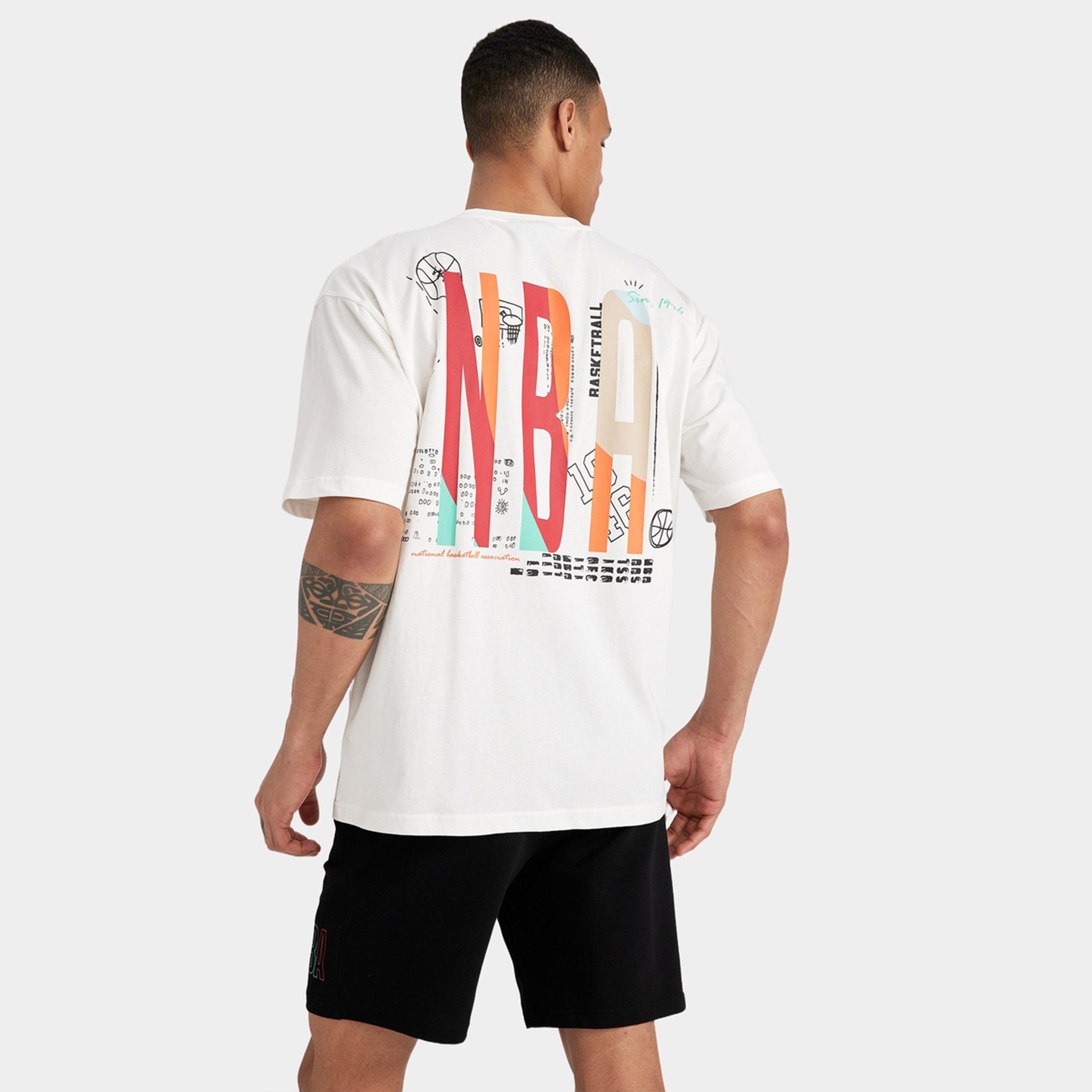 ديفاكتو × ستايلي-  تي شيرت NBA مقاس كبير رقبة دائرية-men-clothing-tshirtsandpolos-tshirts-image-6