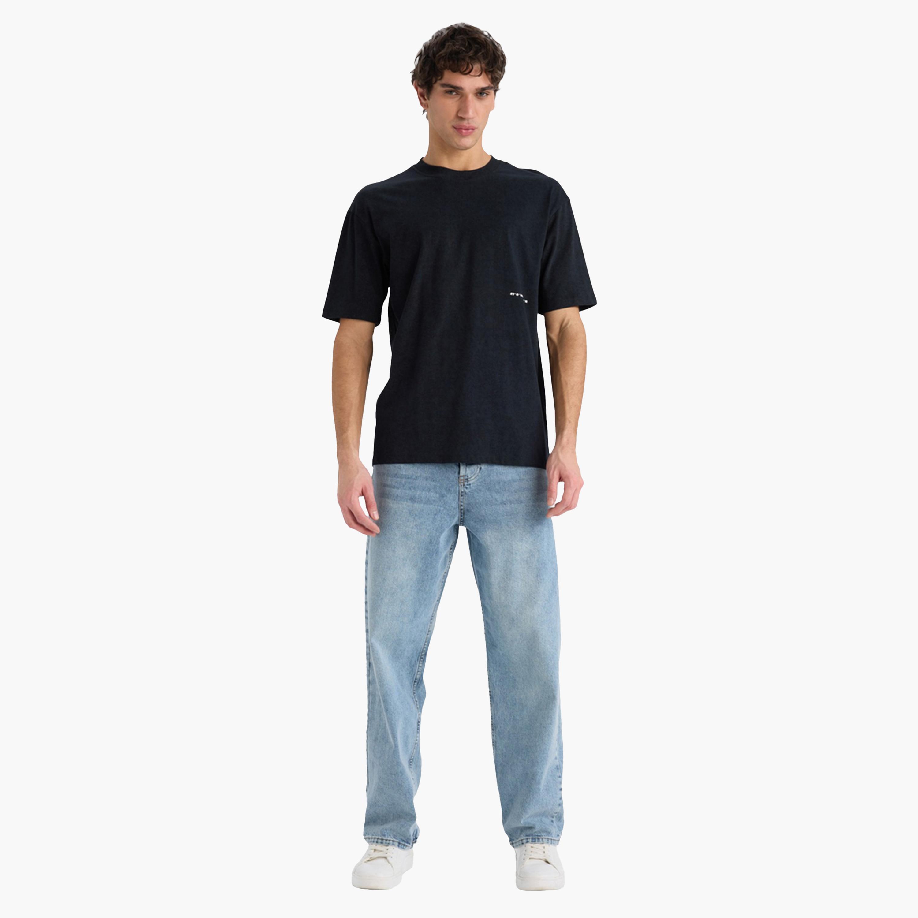 ديفاكتو × ستايلي-  تي شيرت رجالي أسود مطبوع رقبة دائرية وقصّة مربعة-men-clothing-tshirtsandpolos-tshirts-image-2