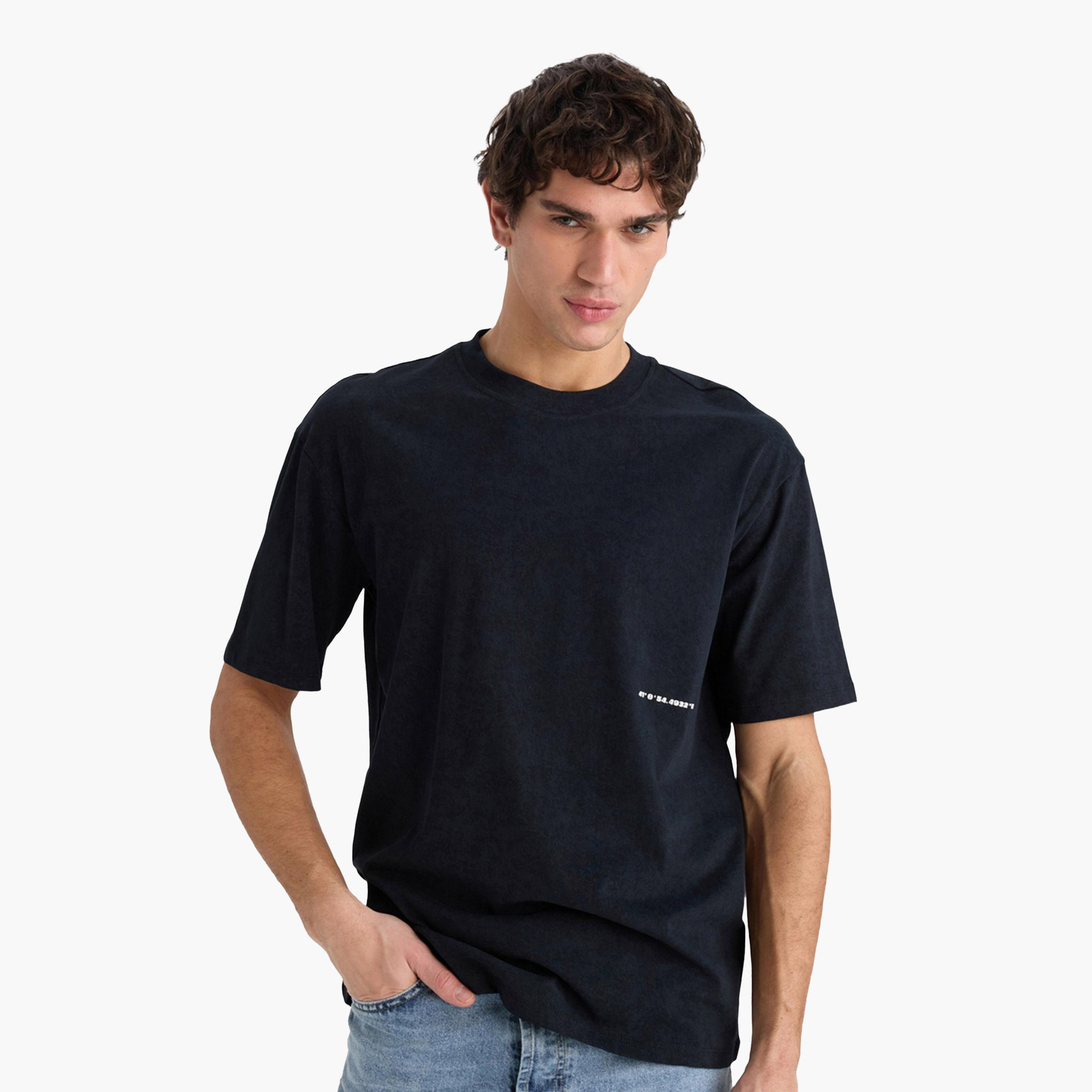 ديفاكتو × ستايلي-  تي شيرت رجالي أسود مطبوع رقبة دائرية وقصّة مربعة-men-clothing-tshirtsandpolos-tshirts-image-4