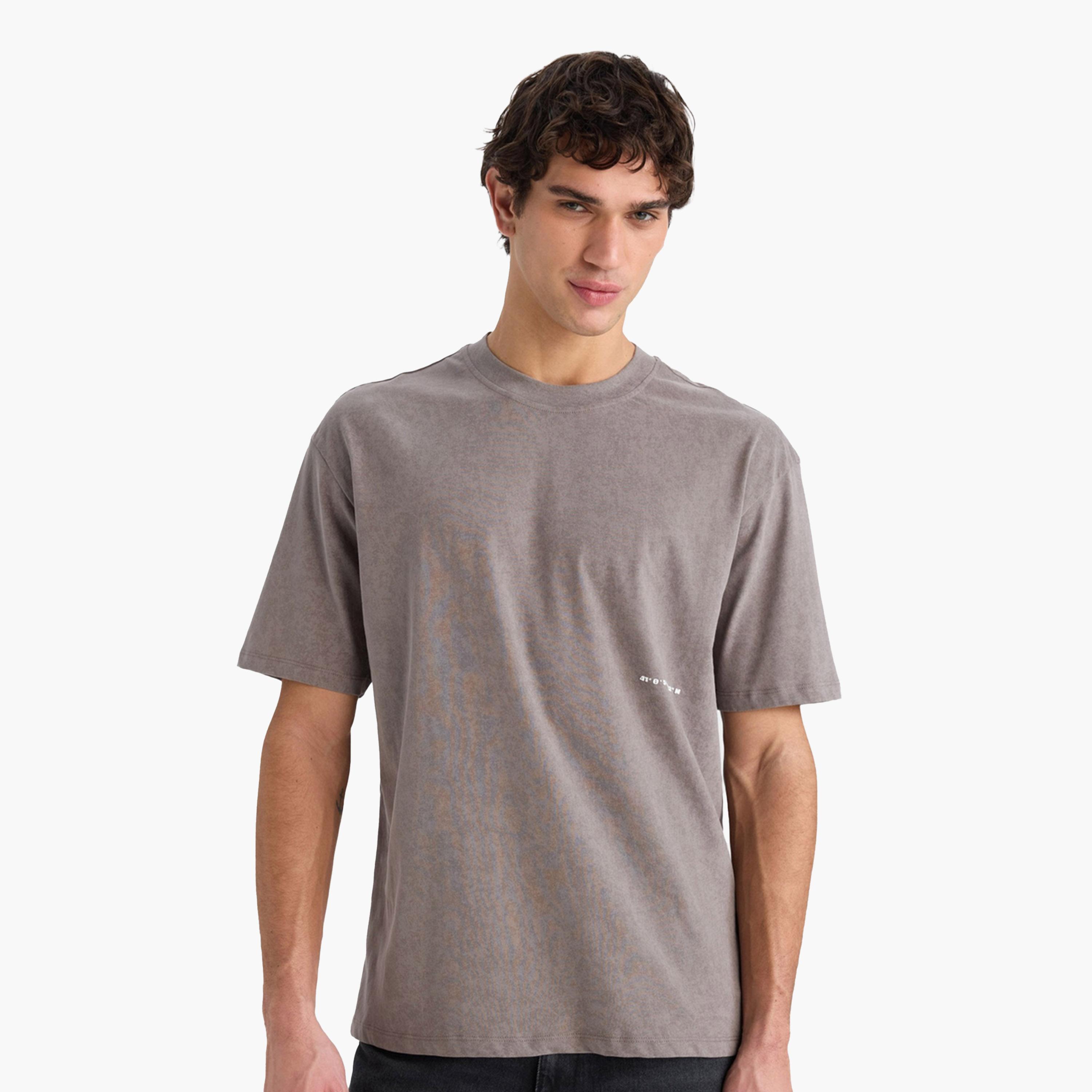 ديفاكتو × ستايلي-  تي شيرت رجالي رقبة دائرية وأكمام قصيرة-men-clothing-tshirtsandpolos-tshirts-image-1