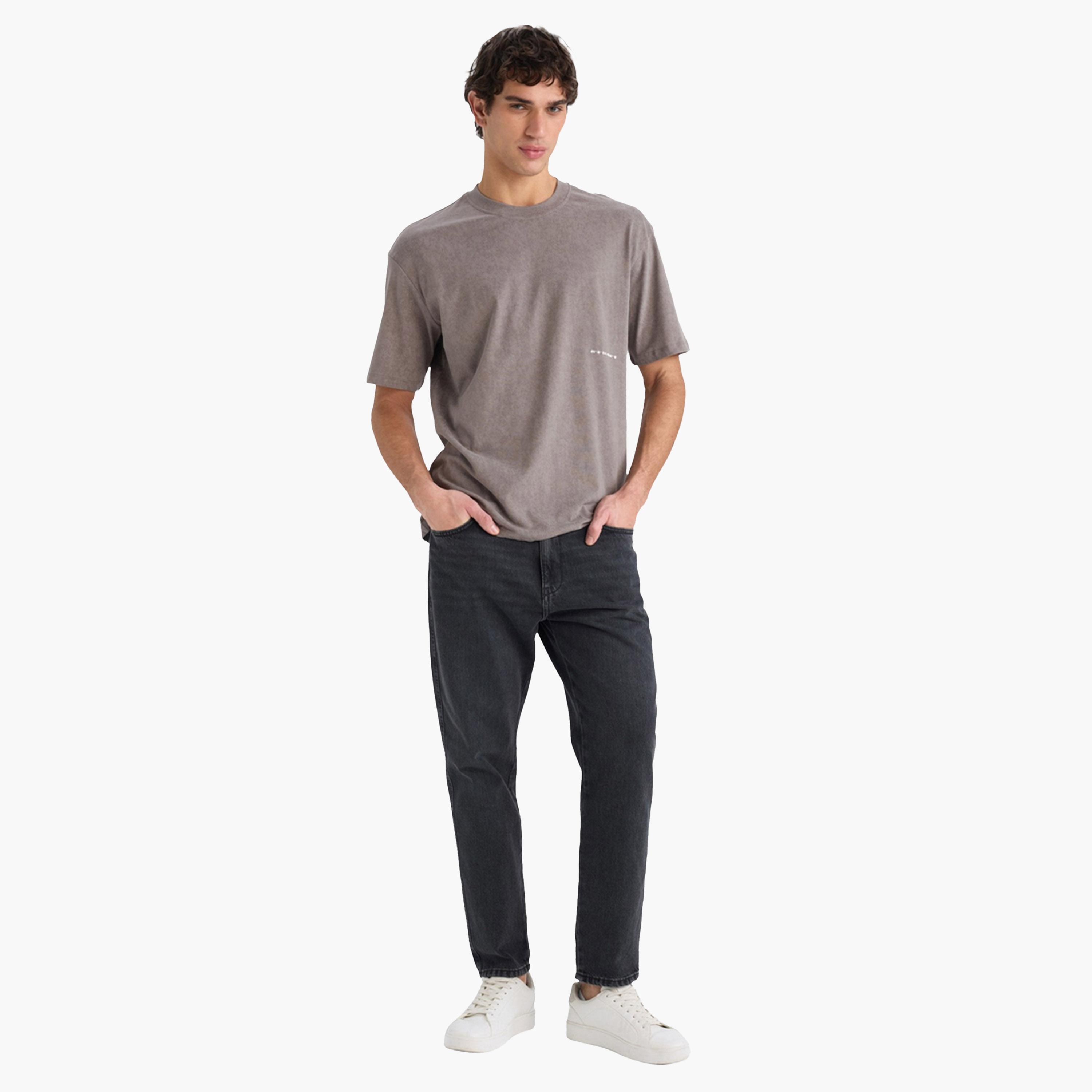 ديفاكتو × ستايلي-  تي شيرت رجالي رقبة دائرية وأكمام قصيرة-men-clothing-tshirtsandpolos-tshirts-image-2