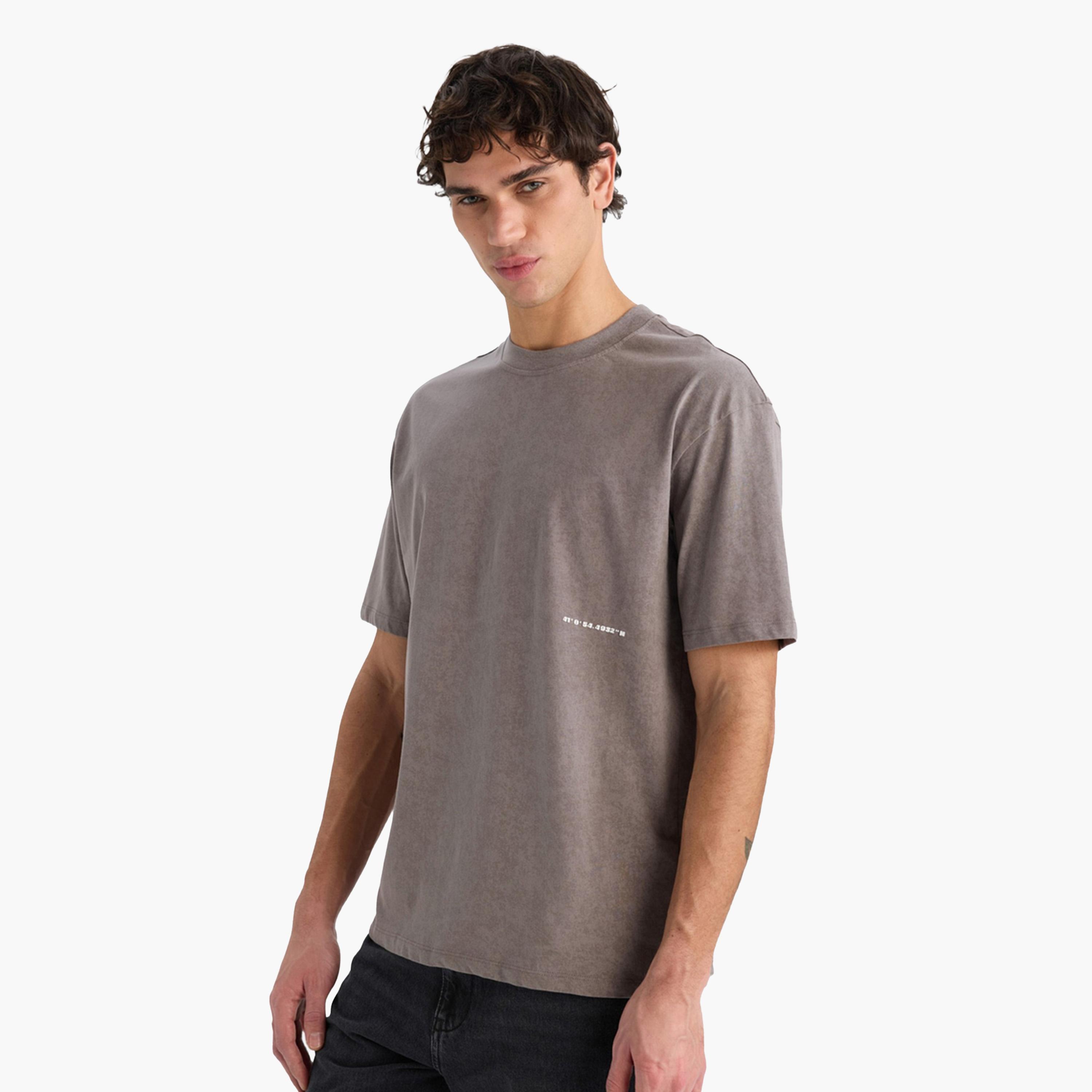 ديفاكتو × ستايلي-  تي شيرت رجالي رقبة دائرية وأكمام قصيرة-men-clothing-tshirtsandpolos-tshirts-image-3