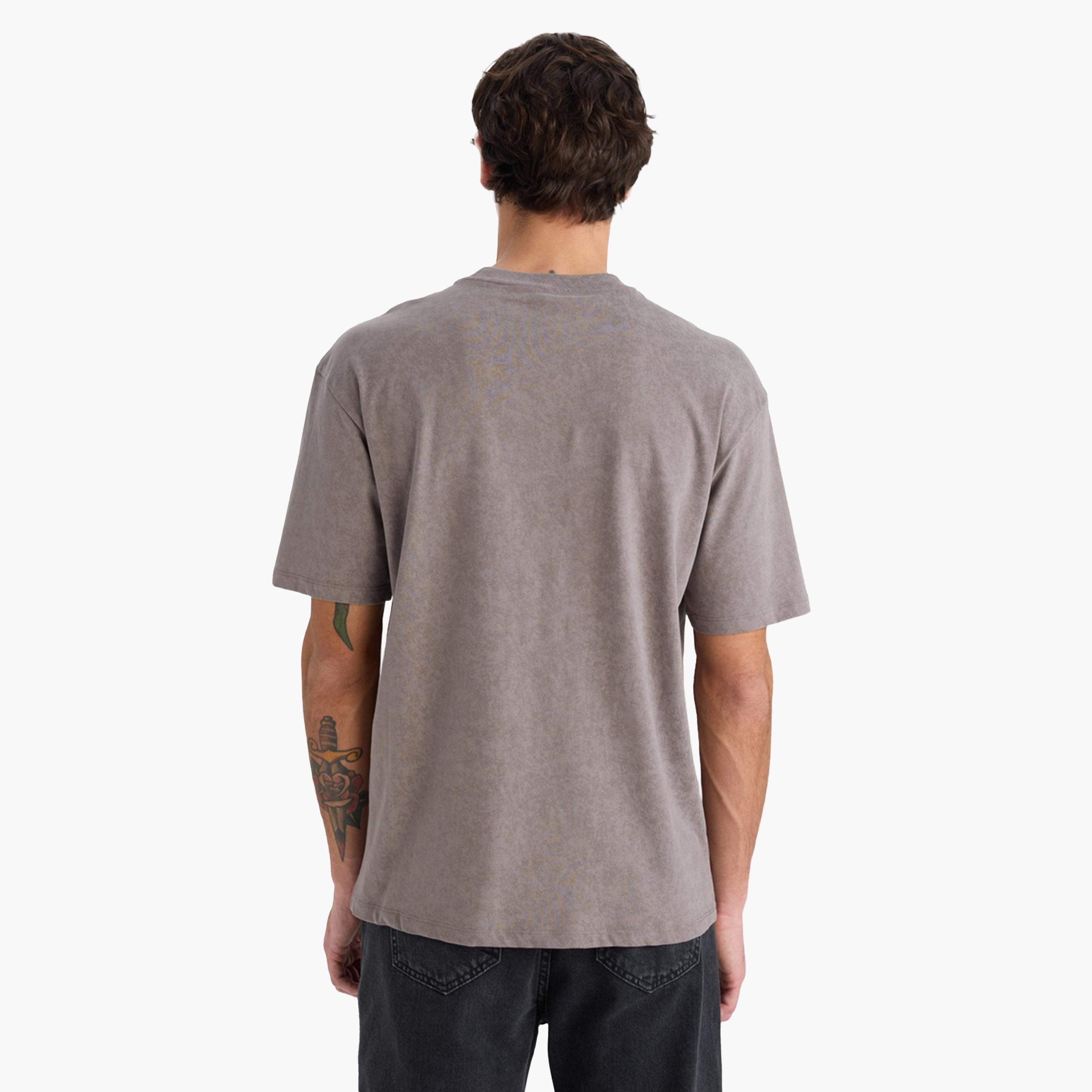 ديفاكتو × ستايلي-  تي شيرت رجالي رقبة دائرية وأكمام قصيرة-men-clothing-tshirtsandpolos-tshirts-image-4